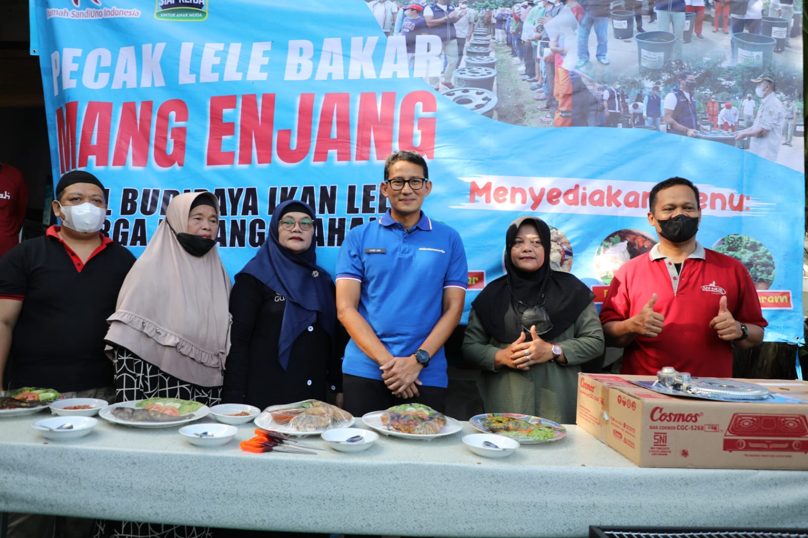 Menparekraf Sandiaga Uno di Warung Lele Mang Enjang, peserta program Juragan Lele Lalap