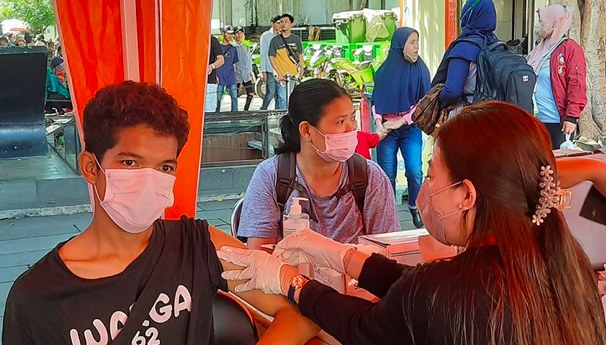 Seorang warga menerima vaksinasi penguat booster COVID-19 di kawasan Kota Tua, Jakarta Barat, Rabu (6/7/2022). 