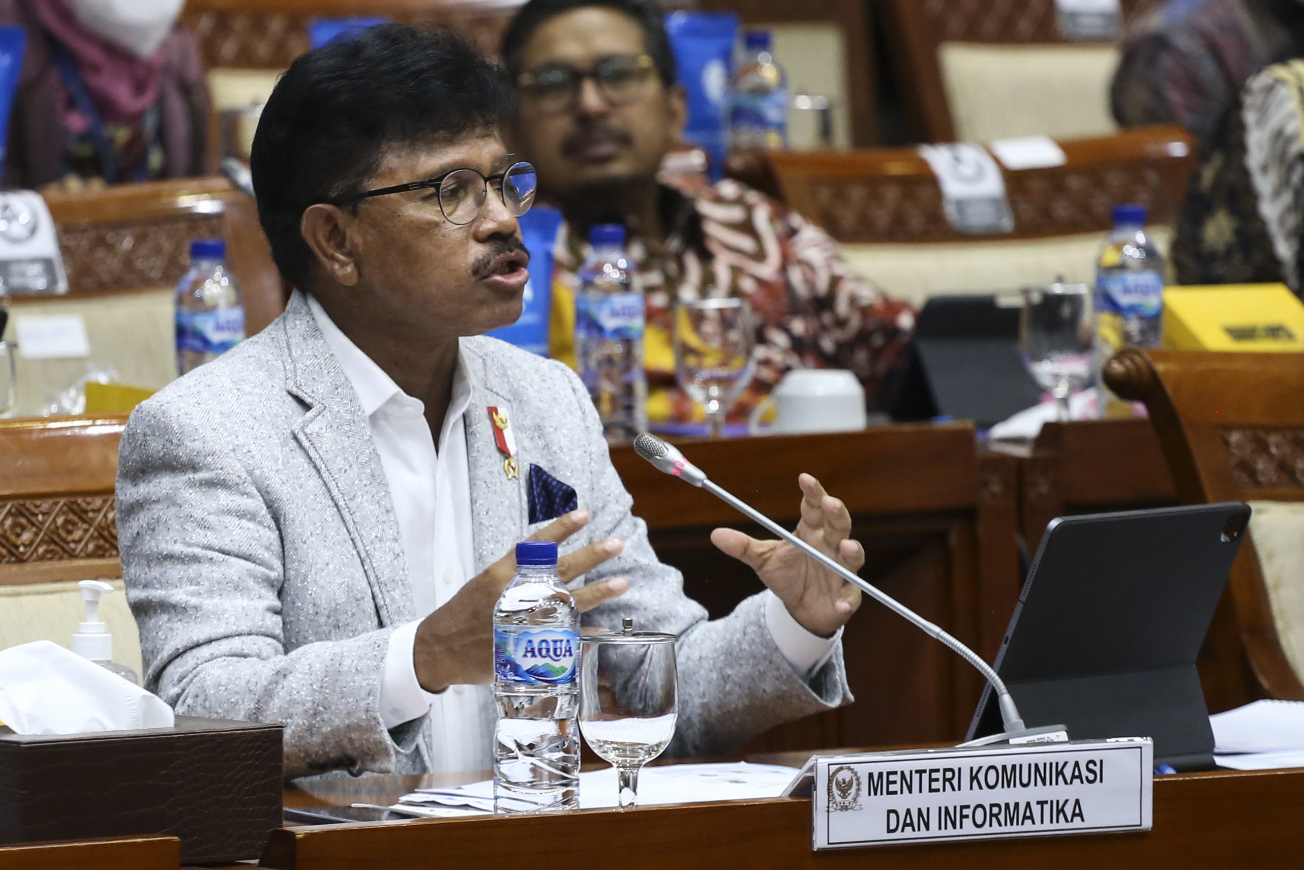 Menteri Kominfo Johnny G. Plate menyampaikan paparan di Komisi I DPR.