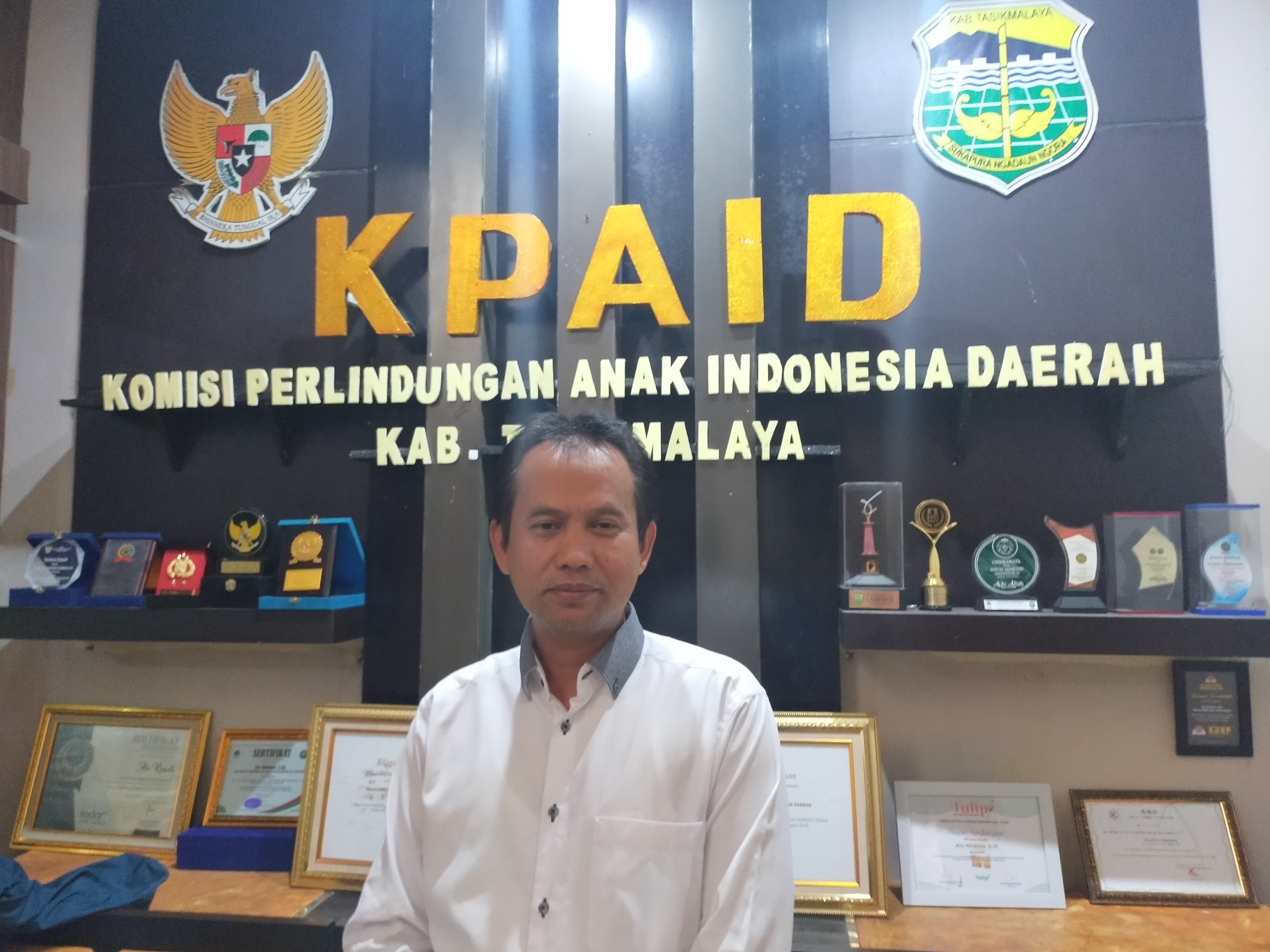 Ketua KPAID Kabupaten Tasikmalaya, Ato Rinanto di kantornya berada diJalan Mangunreja, Kecamatan Singaparna