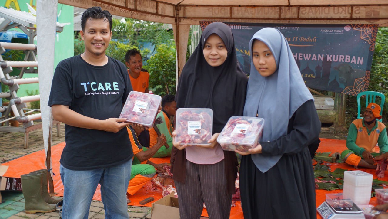 Pengurus T.CARE membagikan daging kurban kepada warga