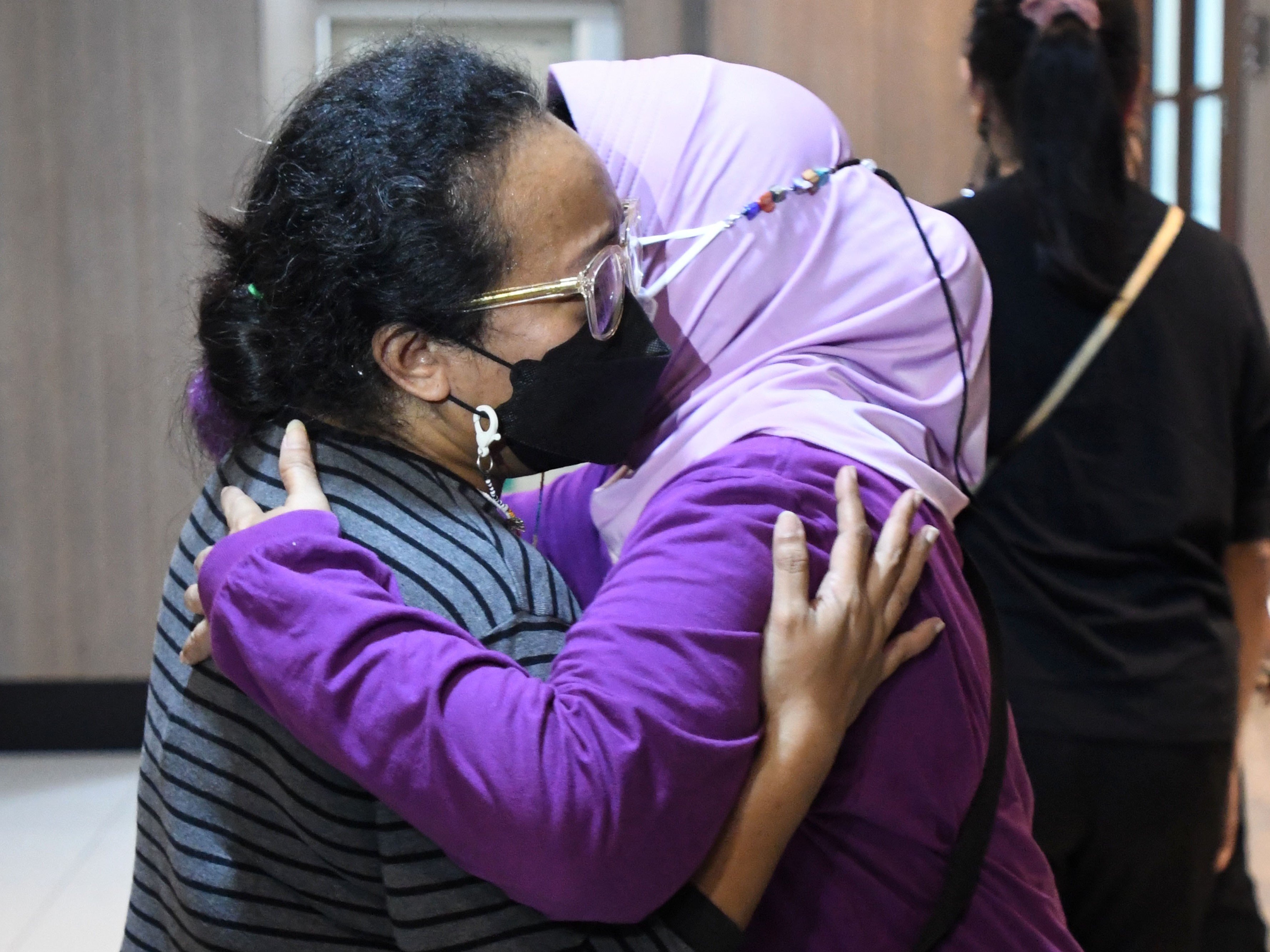 Putri penyanyi Bob Tutupoly, Sasha Karina Tutupoly (kiri), menerima pelayat di Rumah Duka Rumah Sakit Siloam Semanggi, Jaksel.