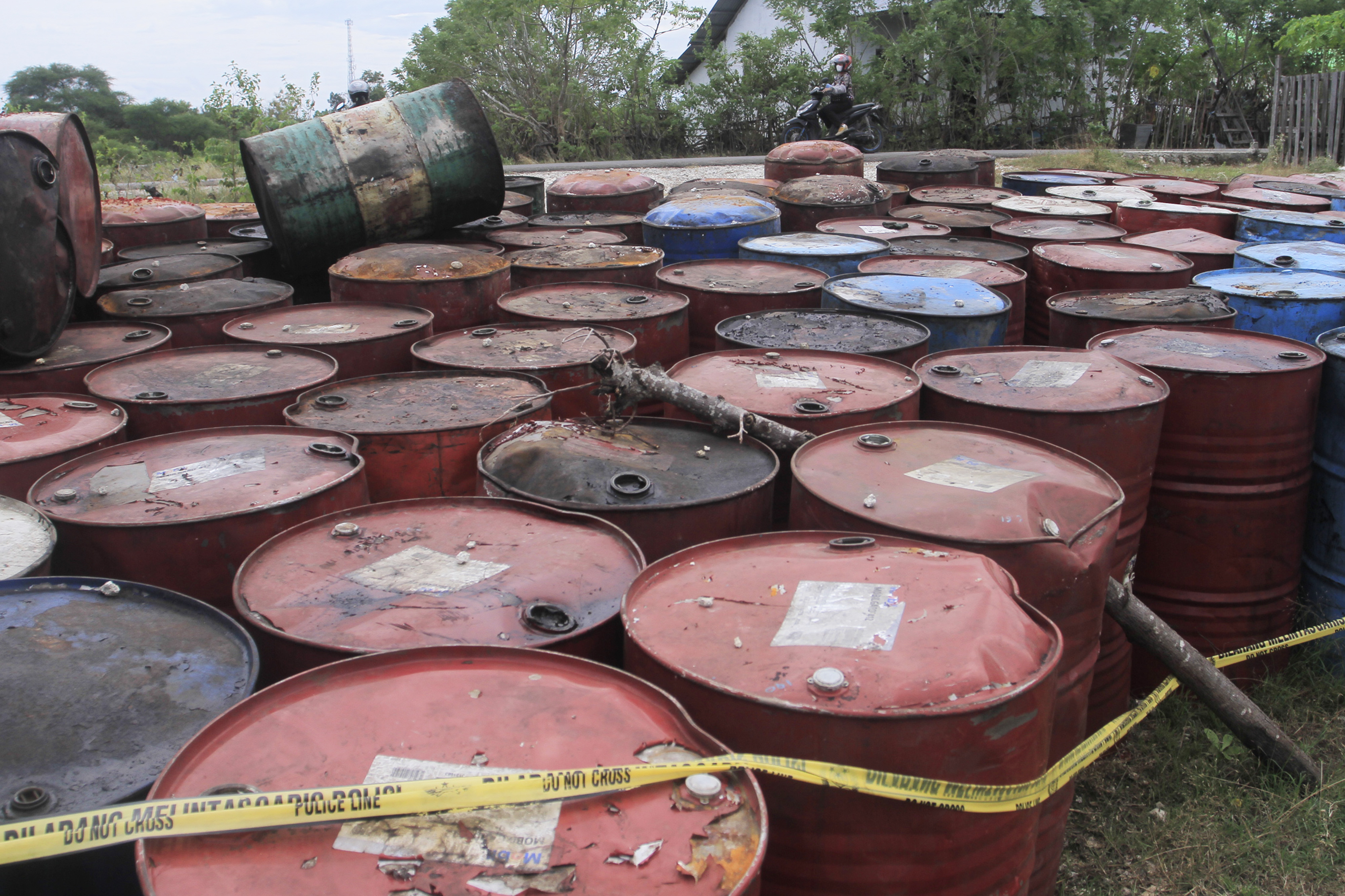 Ilustrasi tumpukan drum yang berisi limbah beracun (B3) jenis oli bekas.