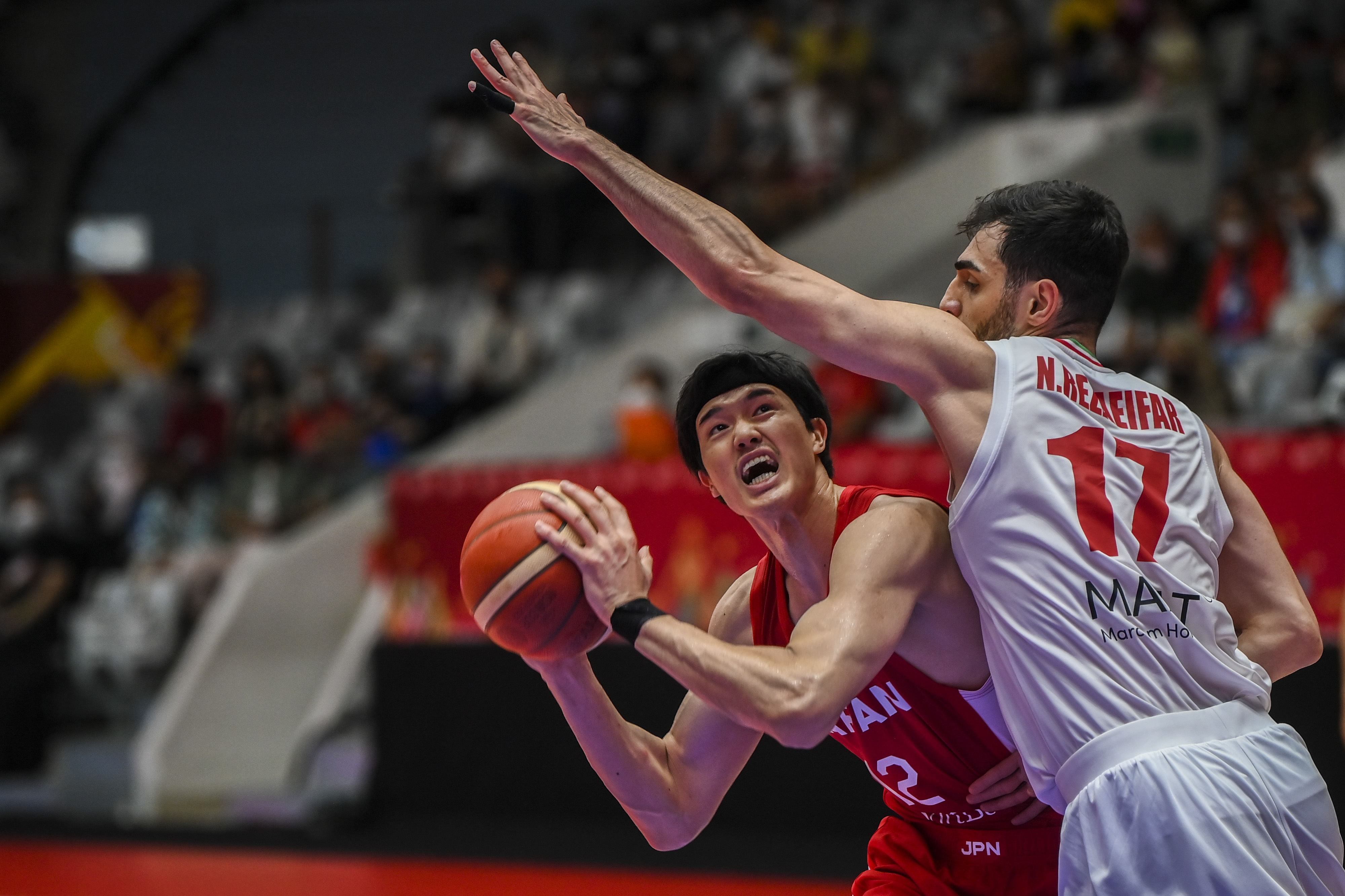 Pebasket Jepang Yuta Watanabe (kiri) 