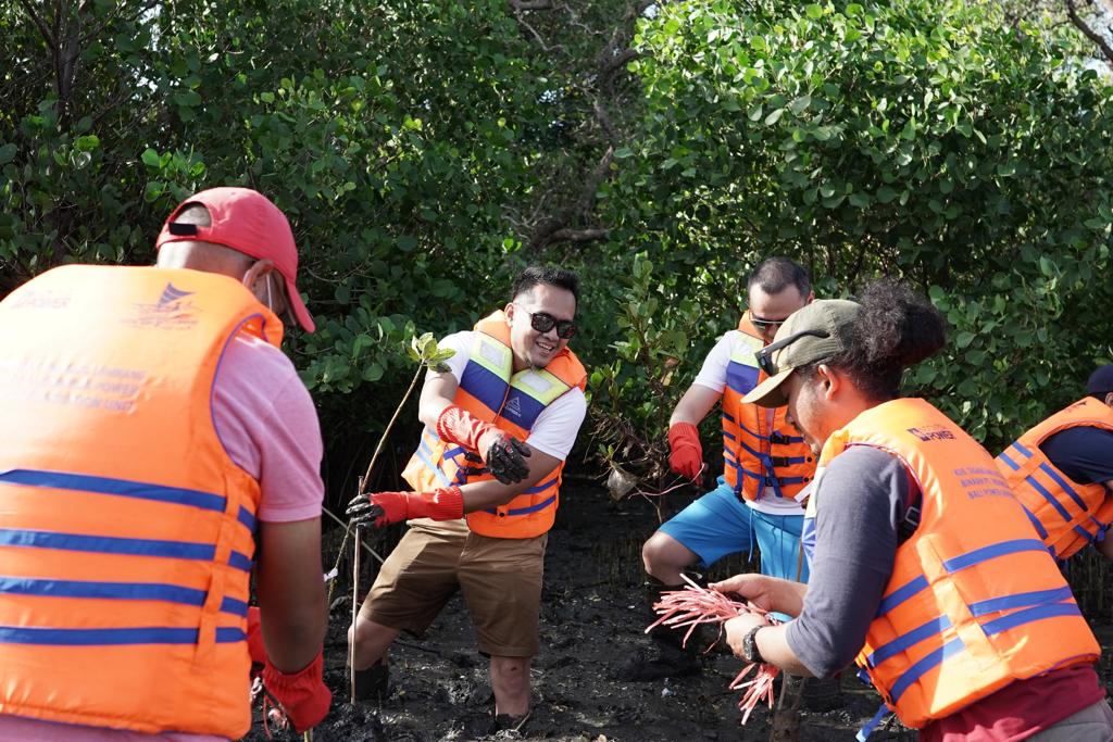 Jajaran direksi dan karyawan PT Multi Harapan Utama (MHU), melaksanakan inisiatif penanaman mangrove di Pantai Mertasari Sanur, Bali.