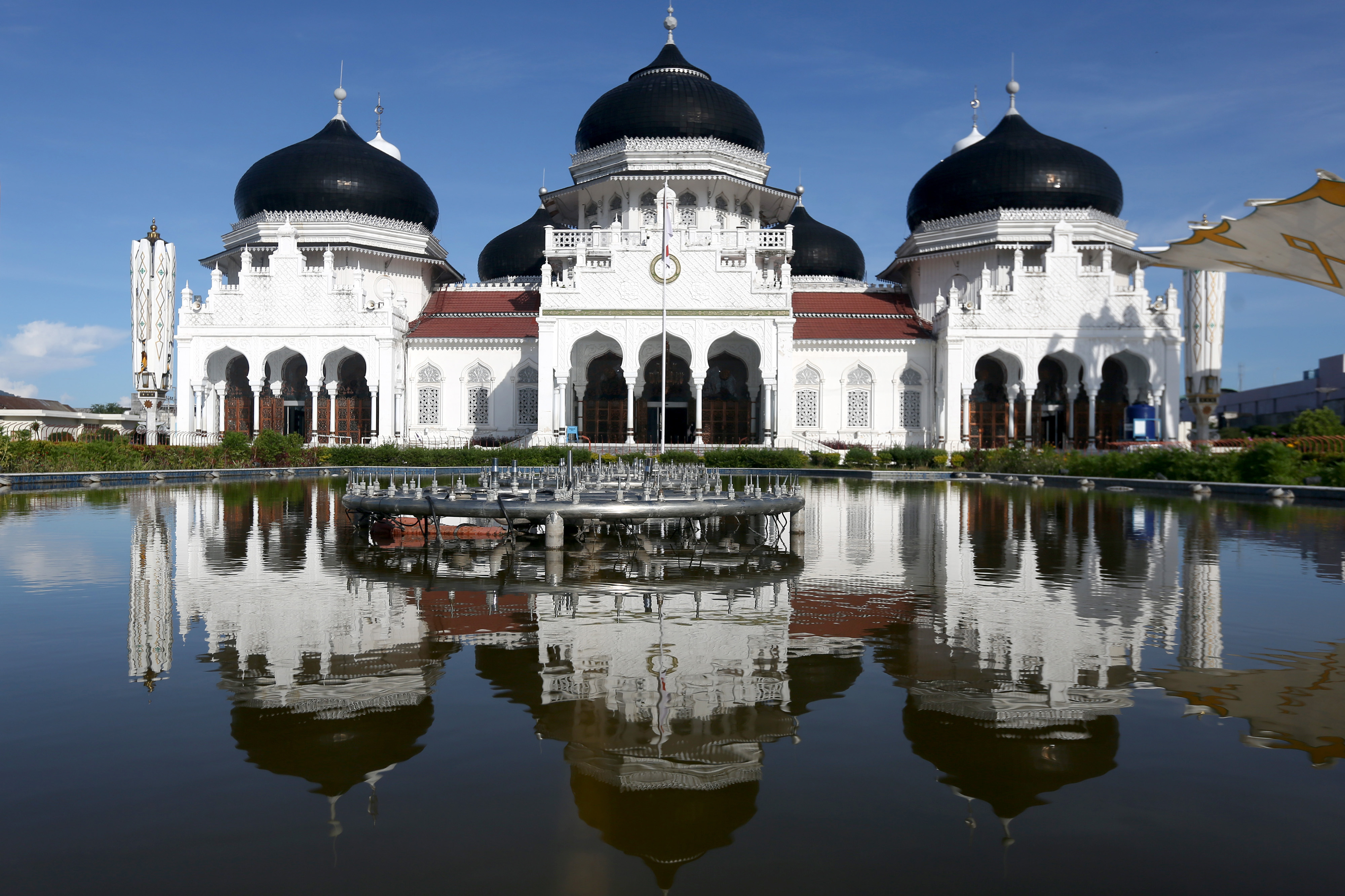  Foto suasana kompleks masjid raya Baiturrahman di Banda Aceh, Aceh, Selasa (12/4/2022)