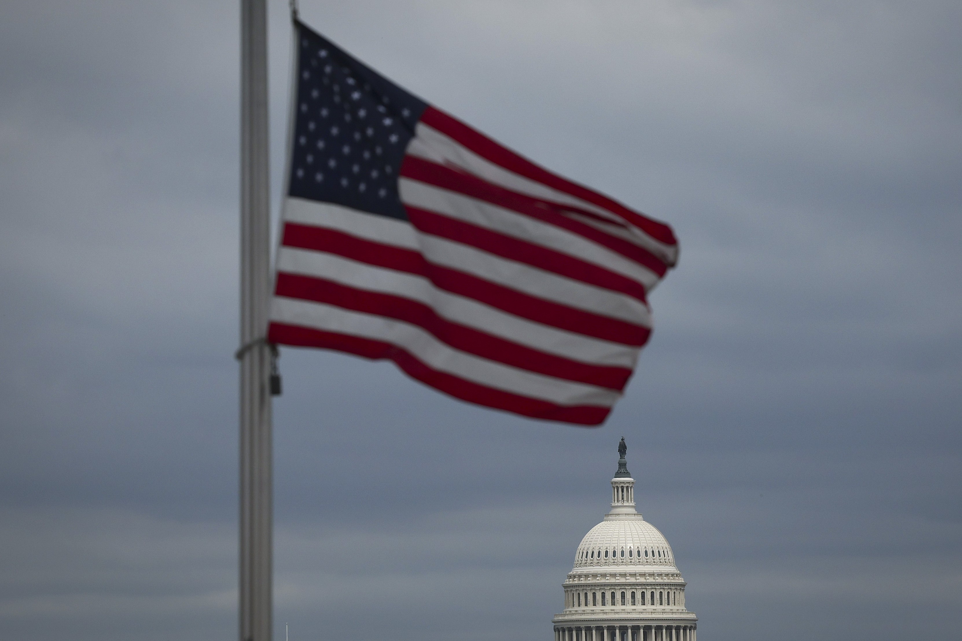 Potret bendera kebangsaan AS berkibar di wilayah Washington, DC.
