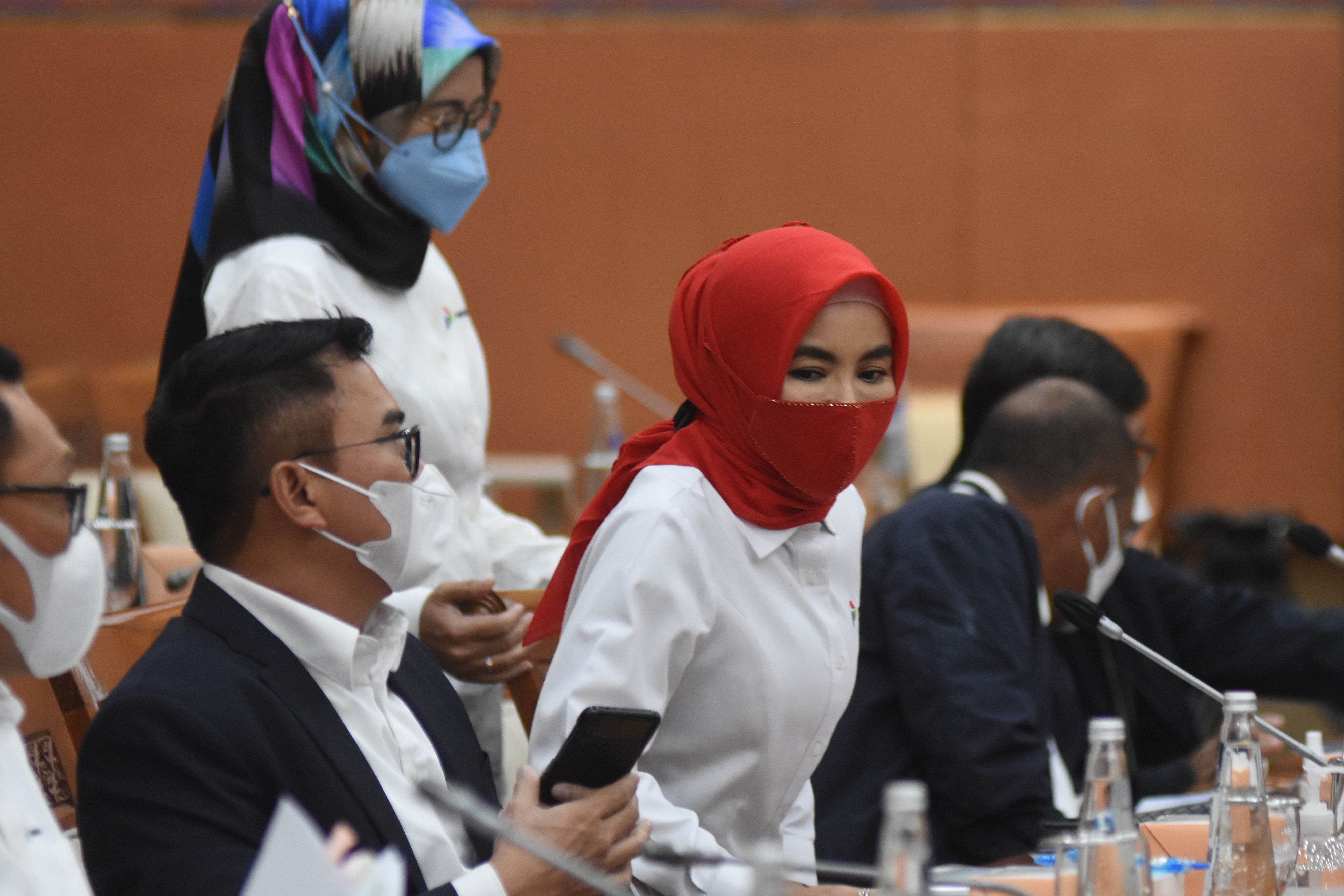  Direktur Utama PT Pertamina (Persero) Nicke Widyawati (tengah) bersiap mengikuti rapat dengar pendapat dengan Komisi VI DPR, Rabu (6/7).