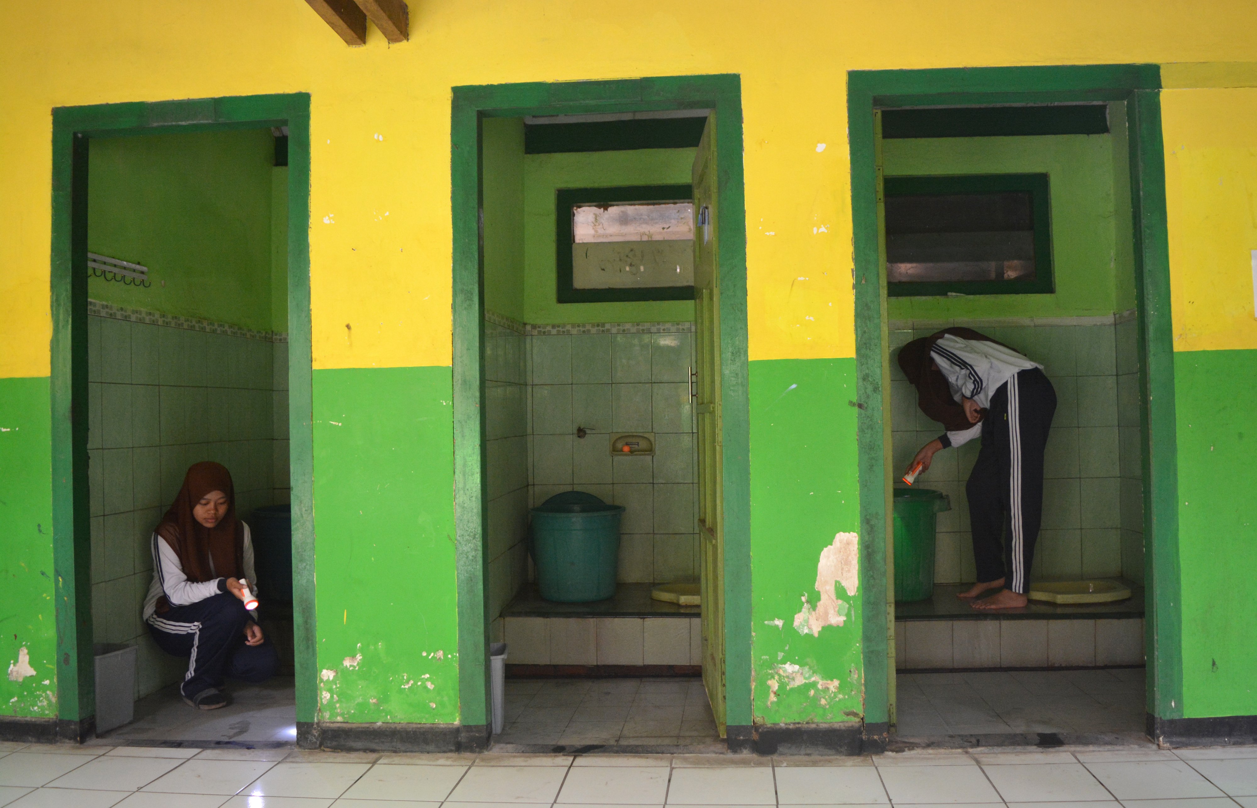 Siswa Jumantik melakukan pemberantasan jentik di dalam bak mandi SMPN 2 Jombang, Jawa Timur.