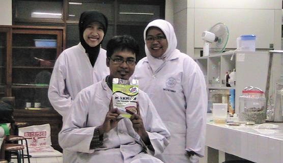 Riset formula pakan di Laboratorium Departemen Teknologi Industri Pertanian, Fakultas Teknologi Pertanian, UGM.