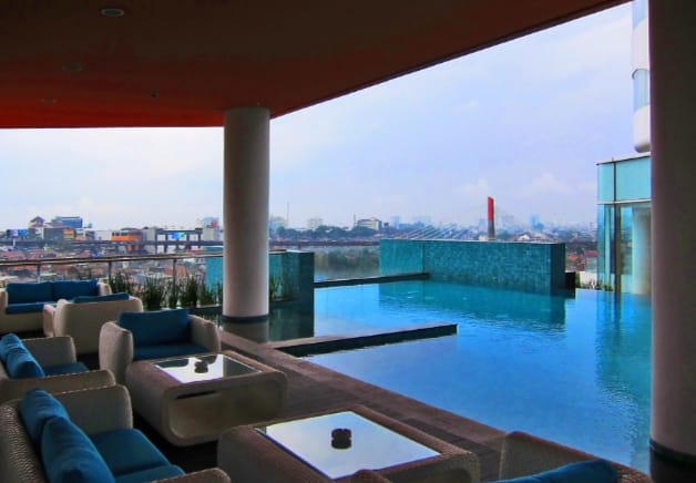 Bersantai di pinggir kolam renang di Sensa Hotel Bandung