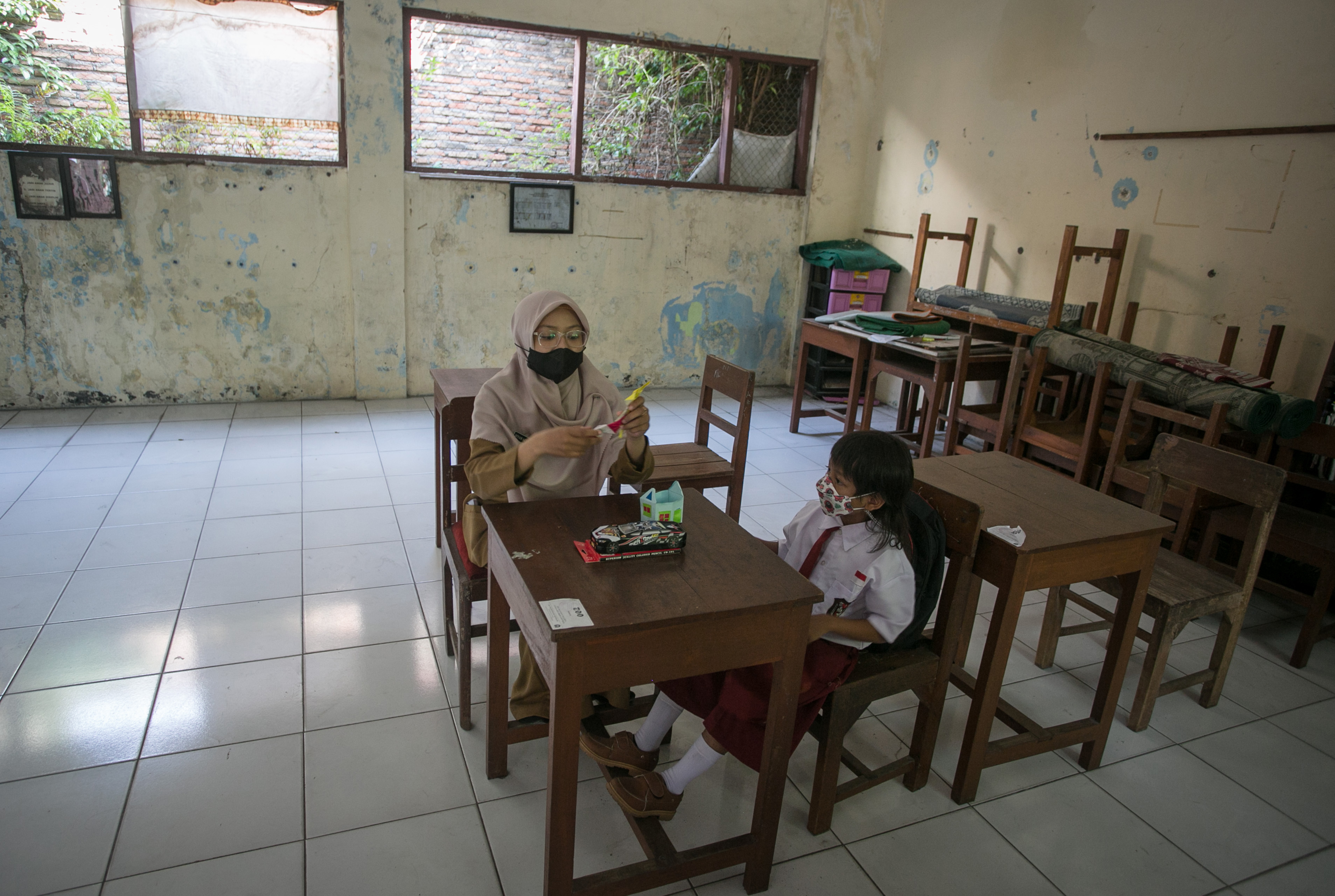 Guru mengajar hanya seorang siswa di sebuah kelas SD Negeri Sriwedari 197 Solo, Jawa Tengah, Senin (11/7). 