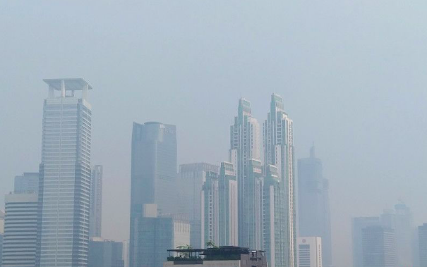 Suasana gedung pencakar langit di Jakarta yang terselimuti kabut polusi udara diamati dari Setiabudi, Jakarta Selatan, Jumat (17/6/2022)
