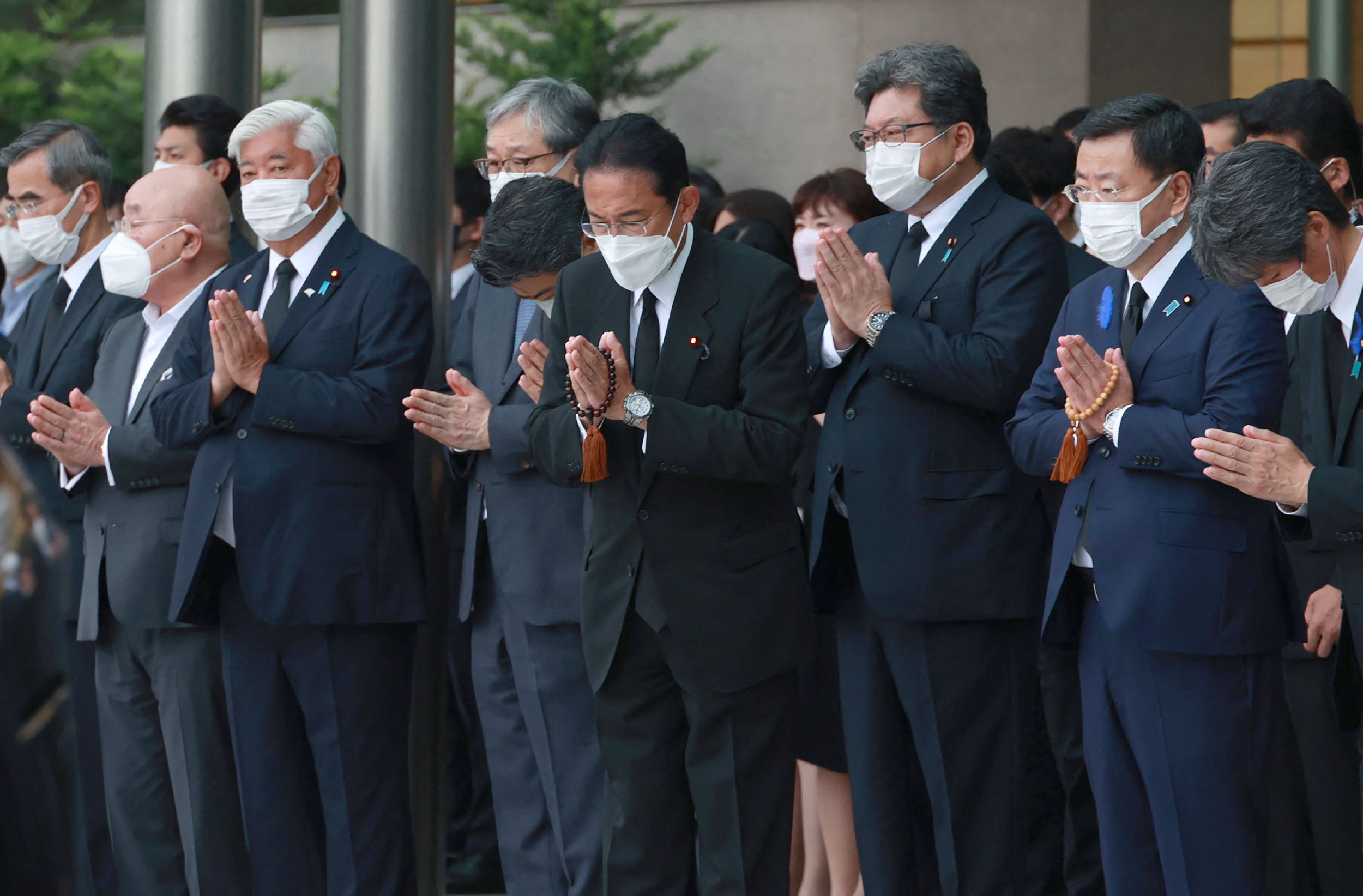PM Jepang Fumio Kishida beserta jajaran pegawai kementeriannya berdoa di tempat pemakaman mantan PM Shinzo Abe di Tokyo, Selasa (12/7).