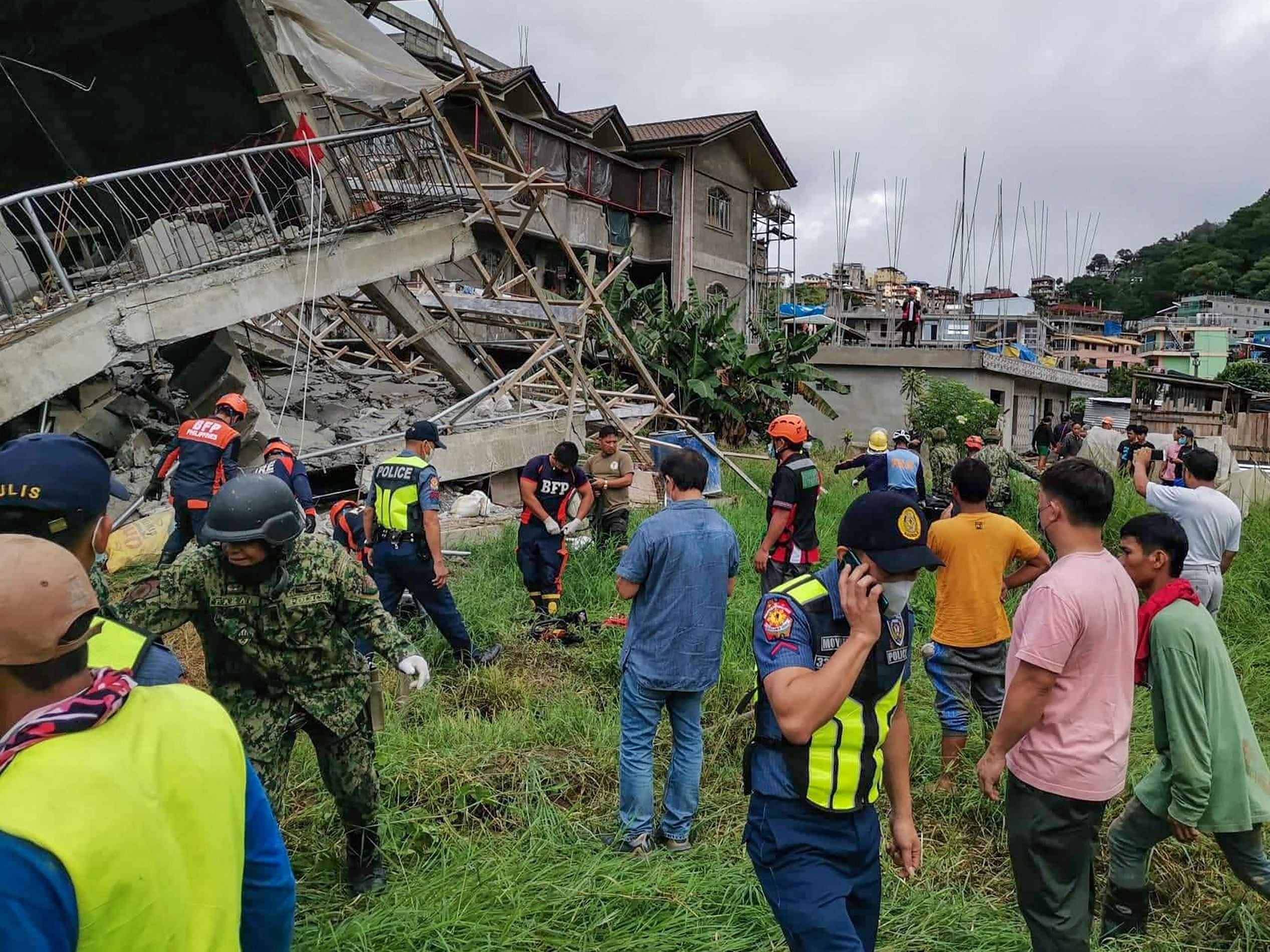 Tim penyelamat di lokasi bangunan yang runtuh di La Trinidad, di provinsi Benguet pada 27 Juli 2022.