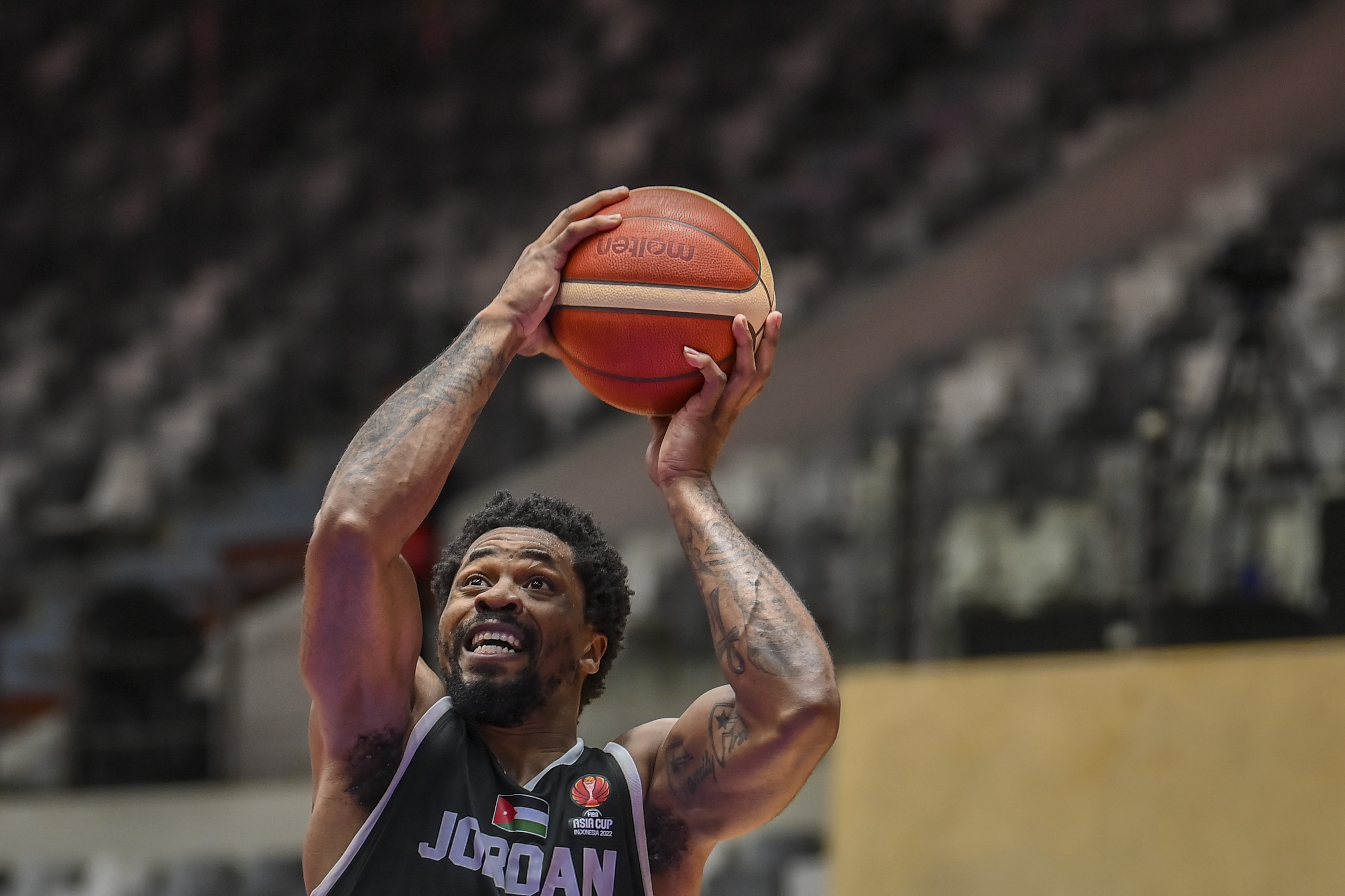 Pebasket Yordania Dar Tucker melakukan lay up