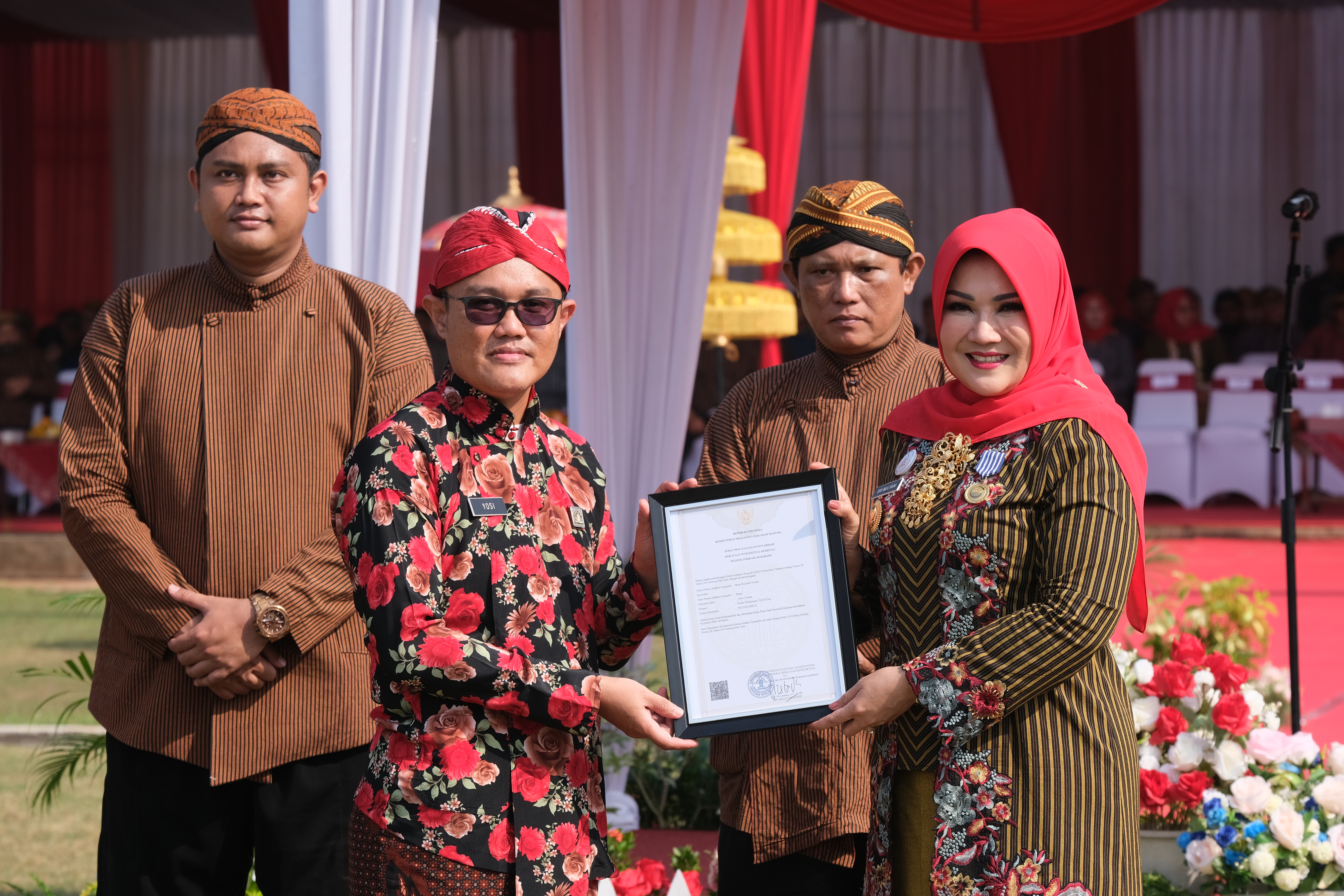 Kabid Pelayanan Hukum Kemenkumham Jawa Tengah, Agustinus Yosi Setyawan, menyerahkan HAKI kepada Bupati Sri Mulyani