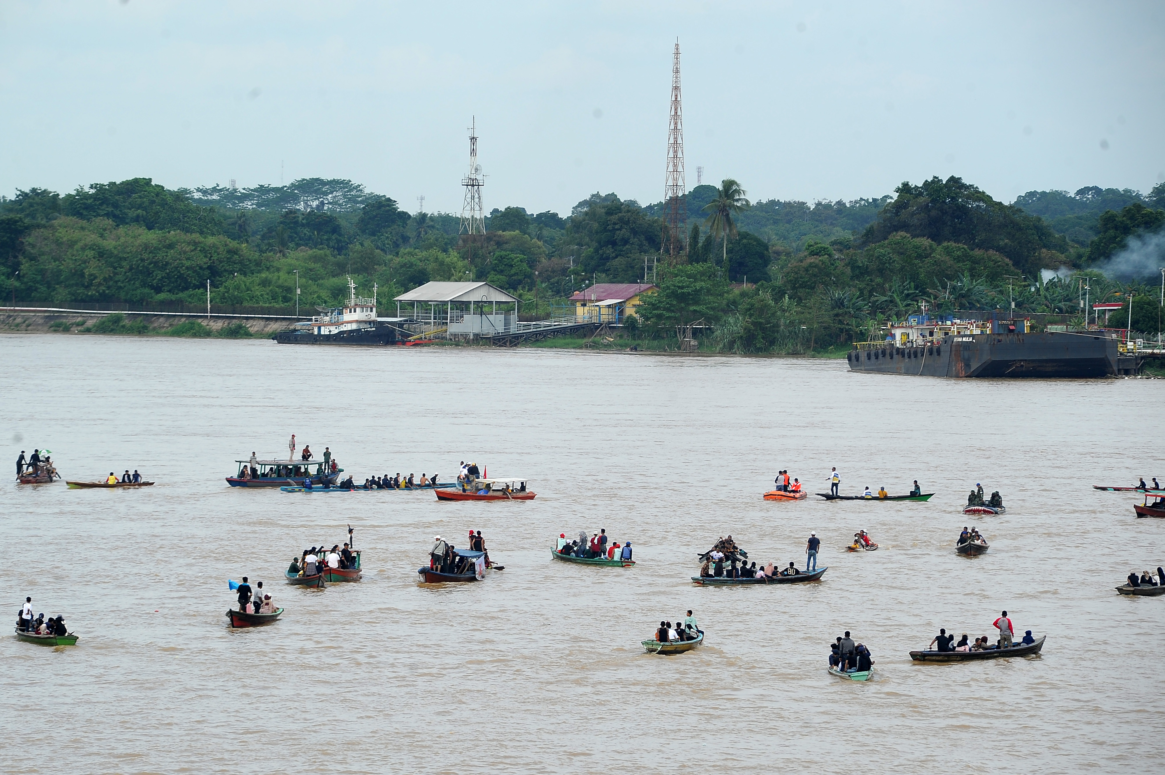 Sejumlah perahu dari peserta lomba pacu perahu dan pendamping bersiap di Sungai Batanghari, Jambi, Minggu (9/1/2022)