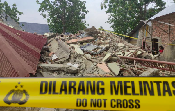 Gedung sekolah yang roboh di Palembang, Sumatera Selatan, dipasang garis polisi pada hari Sabtu (2-7-2022).