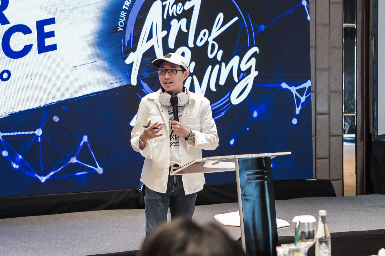 Coach Rheo pada workshop bertajuk “The Art of Living ; Seni Menciptakan Kehidupan Tanpa Batasan” di Jakarta.