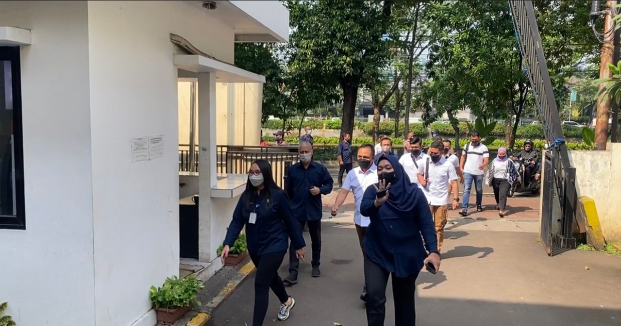 Sejumlah orang yang diduga ajudan Irjen Ferdy Sambo tiba di Komnas HAM.