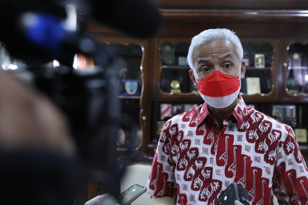 Gubernur Jateng Ganjar Pranowo satu suara dengan perintah Presiden Joko Widodo terkait penggunaan masker di luar ruangan. 