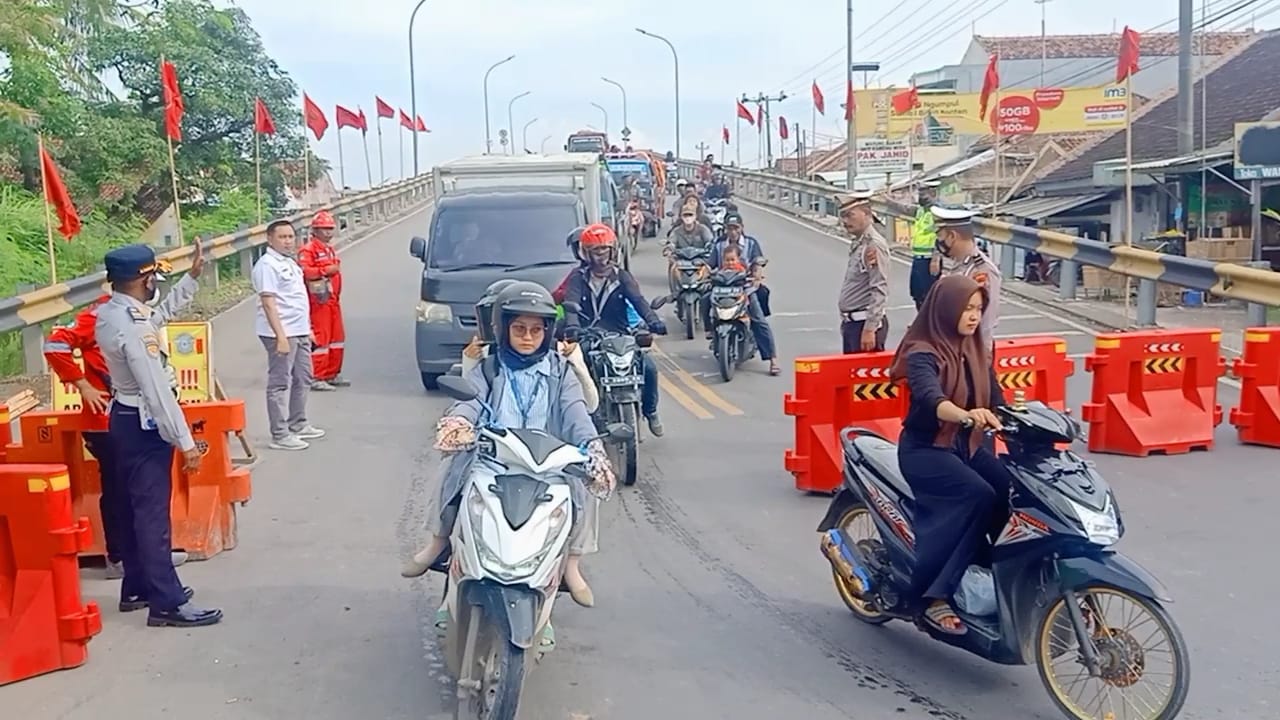 Simulasi penutupan jalan di  ruas Pejagan, Brebes-Prupuk, Tegal, Jawa Tengah