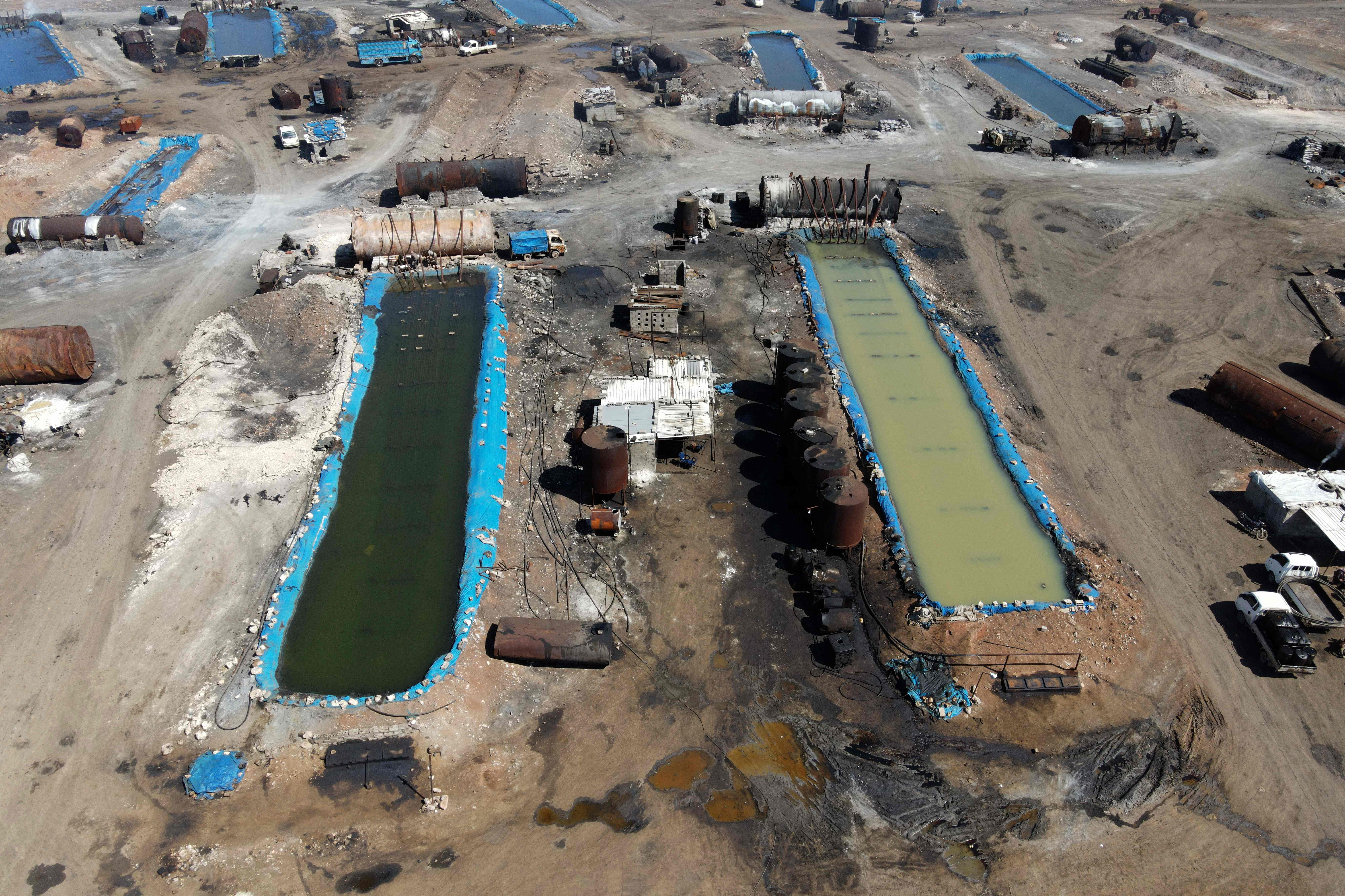 Instalasi penyulingan minyak darurat di dekat kota al-Bab di utara provinsi Aleppo, wilayah Suriah yang dilanda perang.