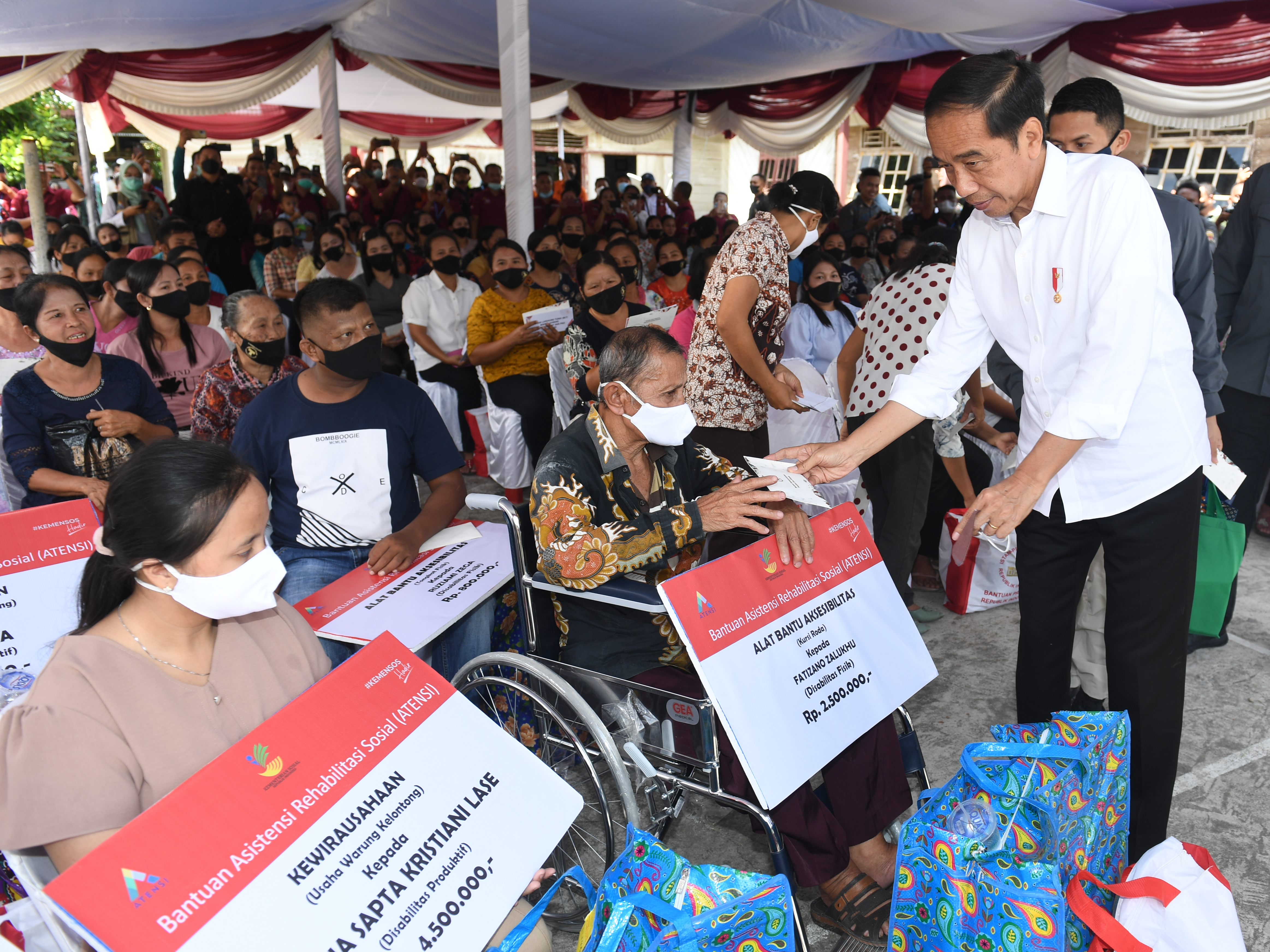 Presiden Jokowi menyerahkan bantuan kepada masyarakat di Kabupaten Nias Utara, Sumut.