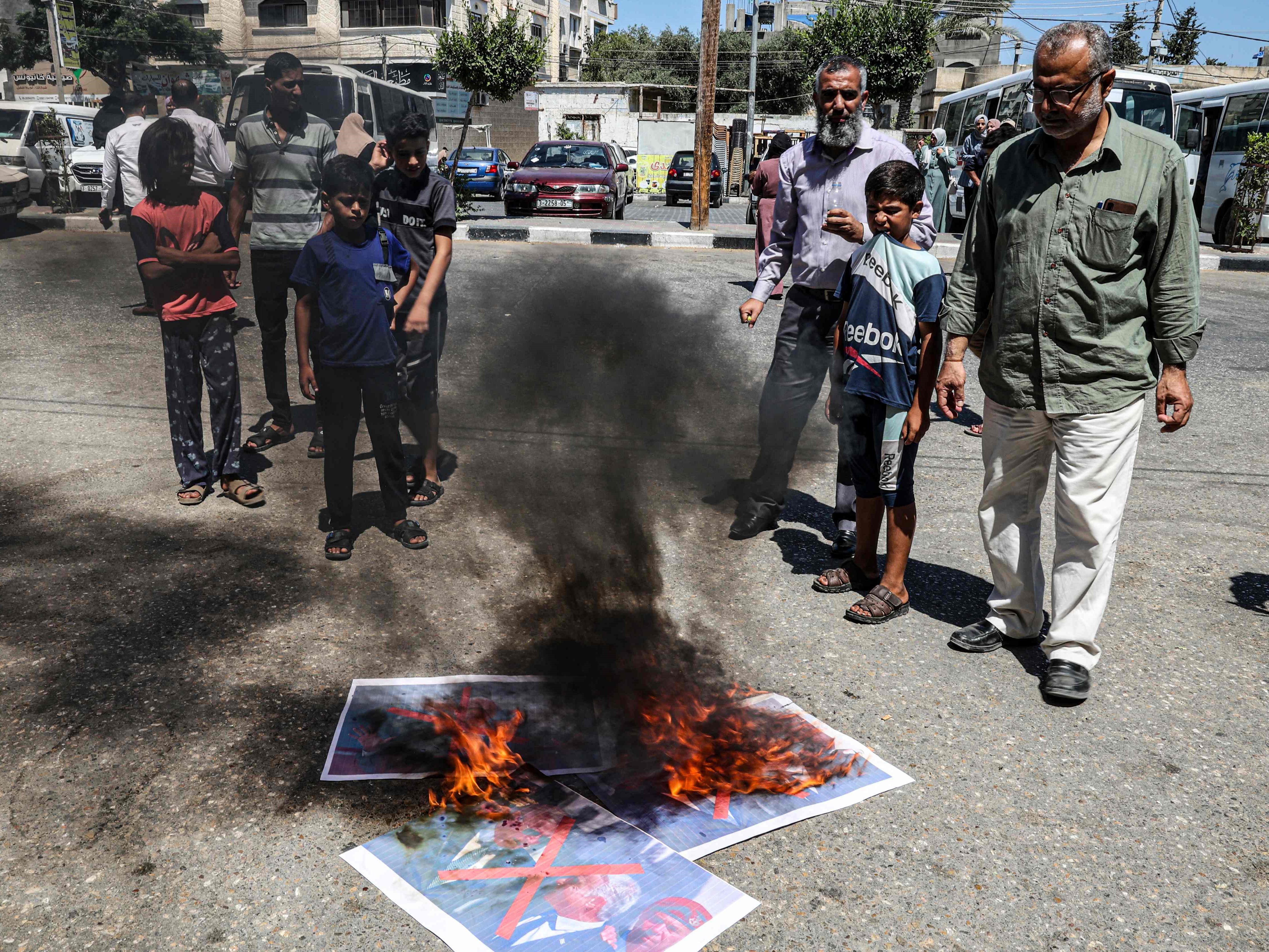 Warga Palestina membakar foto-foto presiden AS Joe Biden dan Perdana Menteri Israel Yair Lapid.