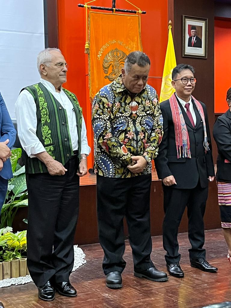 (Kiri-kanan) Presiden Timor Leste Jose Ramos-Horta, Rektor UI Ari Kuncoro dan Dekan FISIP UI Prof. Semiarto Aji Purwanto