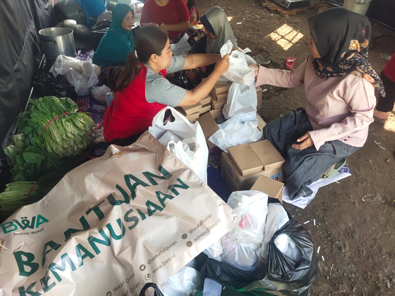 Paket makanan siap saji dari BWA siap dibagikan bagi para korban banjir bandung di Kabupaten Garut, Jawa Barat. 