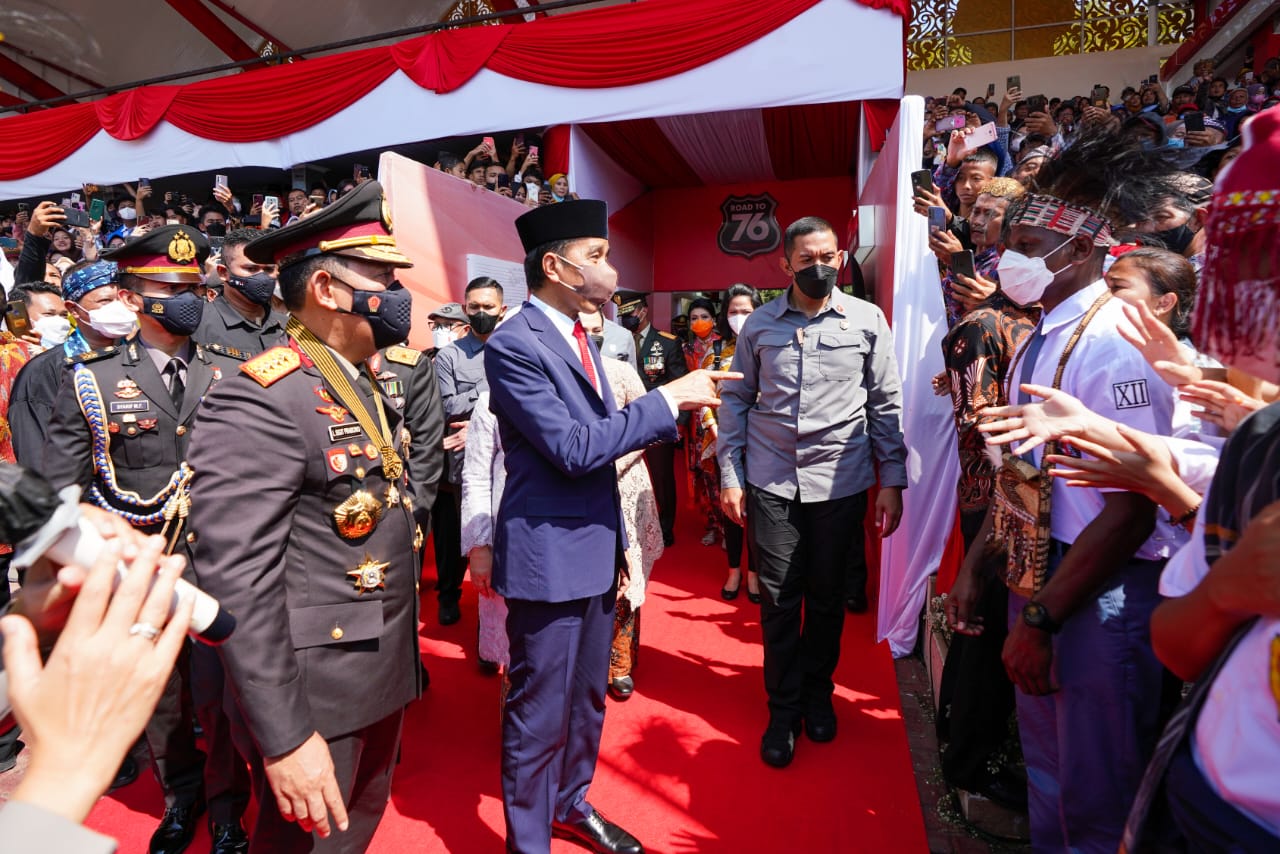 Jokowi dalam upacara hari ulang tahun (HUT) Ke-76 Bhayangkara yang digelar di Semarang, Jawa Tengah, Selasa (5/7).