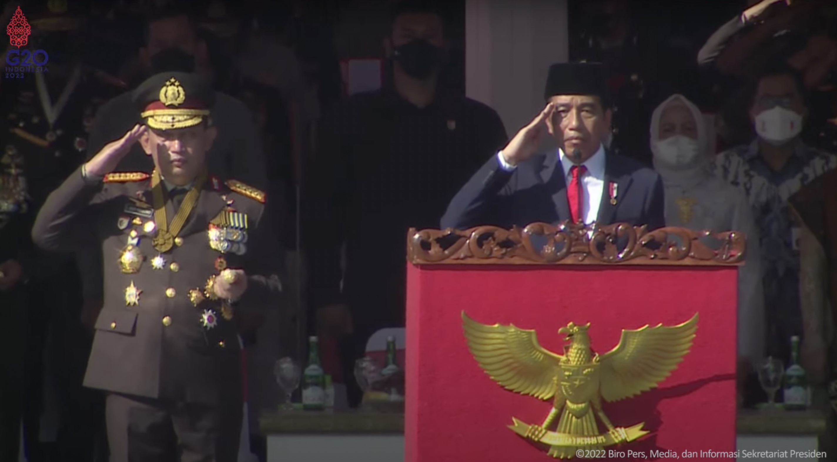 Presiden Joko Widodo memberikan amanat pada Upacara Peringatan ke-76 Bhayangkara 