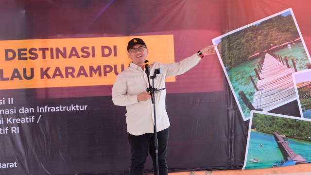 Anggota Komisi X DPR RI Arwan M. Aras saat mengikuti kegiatan Desa Wisata Pulau Karampuang di Aula Desa Karampuang, Mamuju, Sulbar.