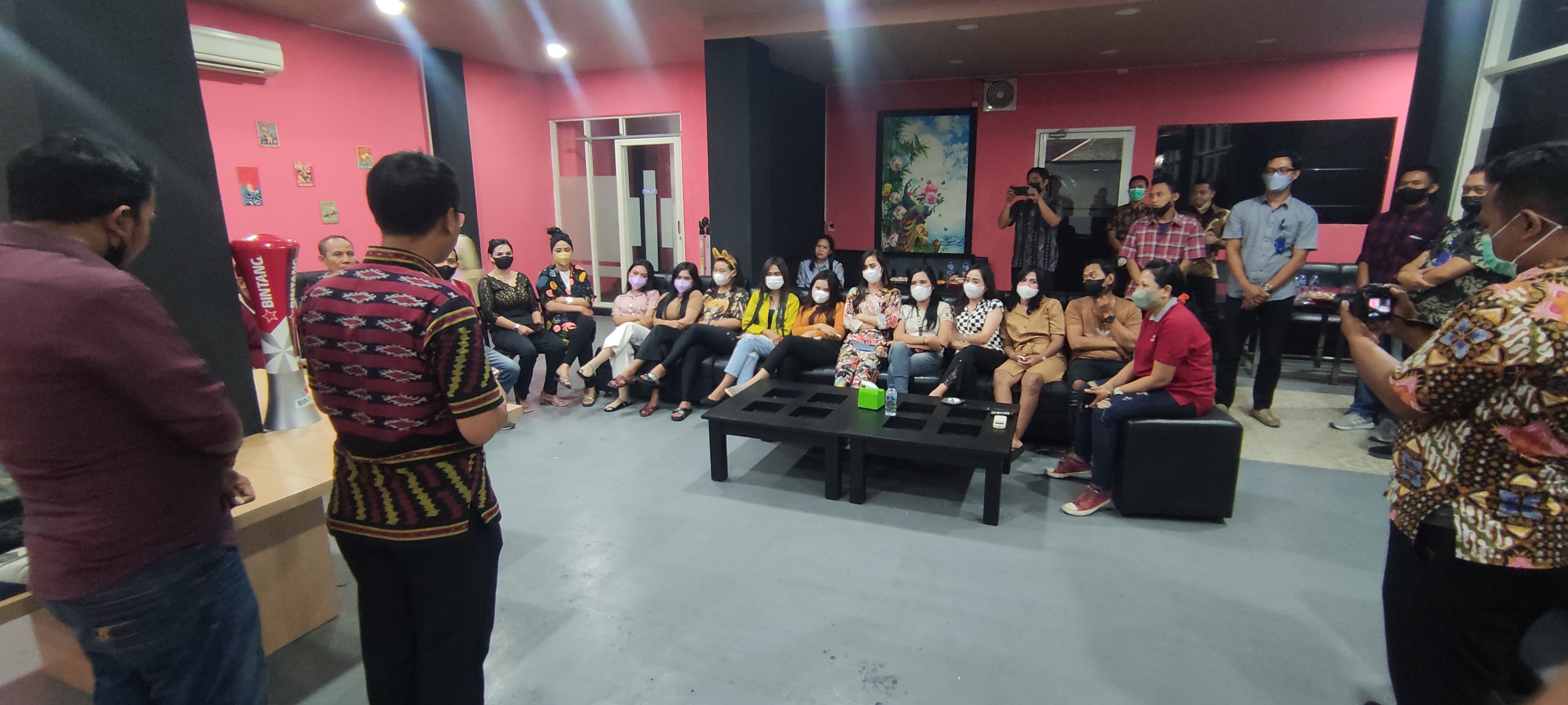 Sejumlah perempuan pemandu lagu dan para karyawan di D'King Karaoke Family, Sidoarjo, Jawa Timur, dites urine, Kamis (28/7).