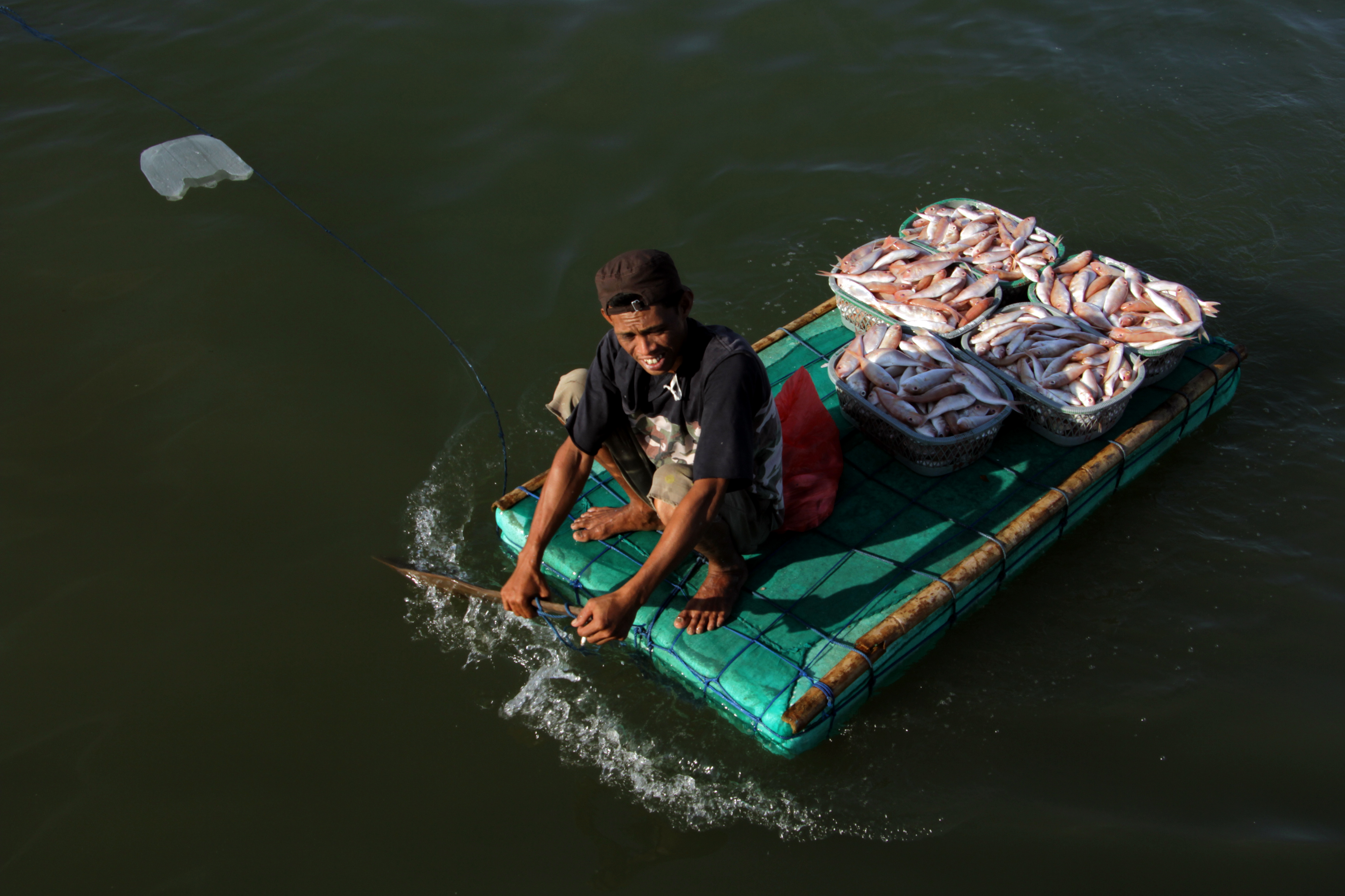 Ilustrasi: Nelayan mengangkut ikan hasil tangkapannya di Tempat Pelelangan Ikan (TPI) Beba di Kabupaten Takalar