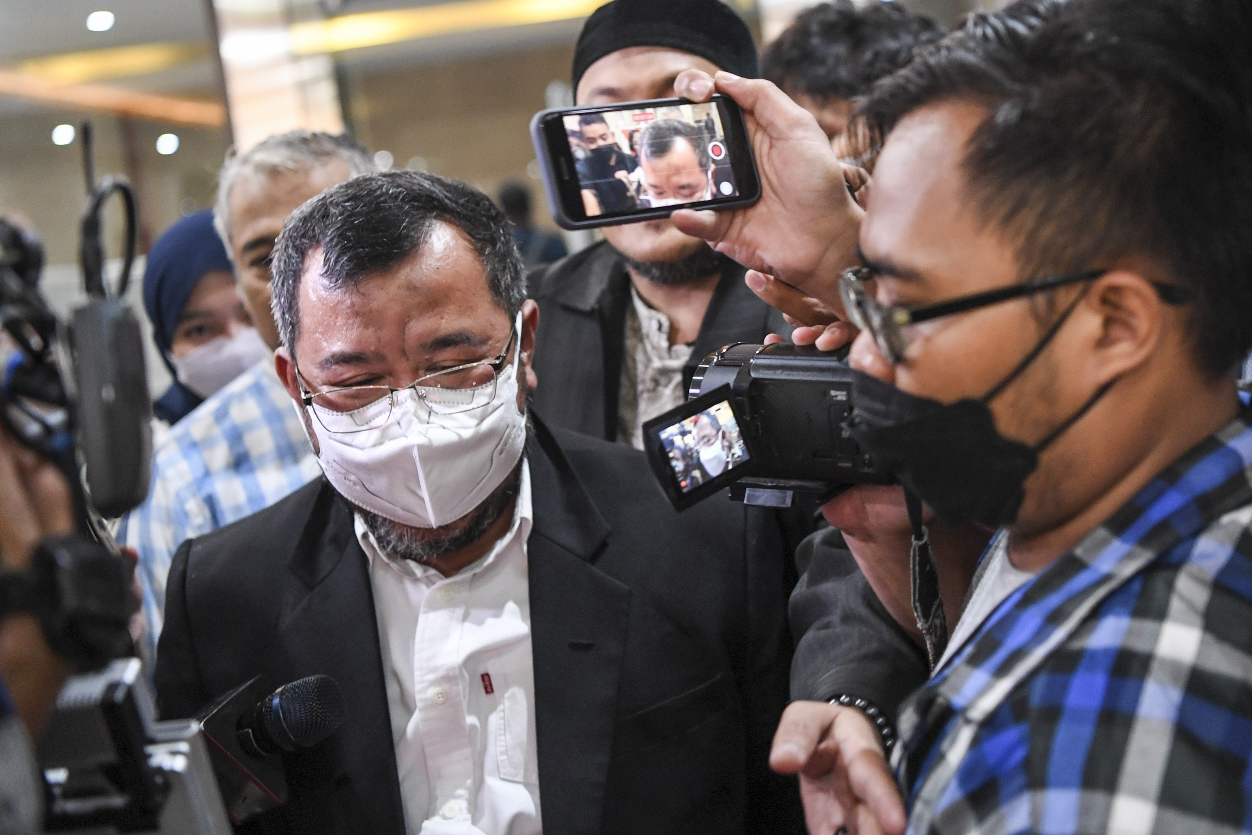 Mantan Presiden Aksi Cepat Tanggap (ACT) Ahyudin (kiri) berjalan memasuki ruangan Bareskrim Mabes Polri, Jakarta