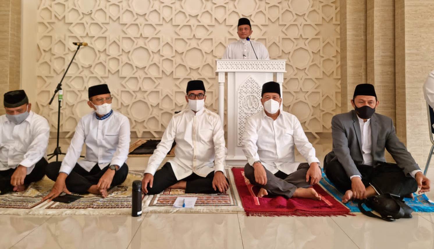 Menteri Perhubungan Budi Karya Sumadi (tengah) bersama DKM Ash Shomad.