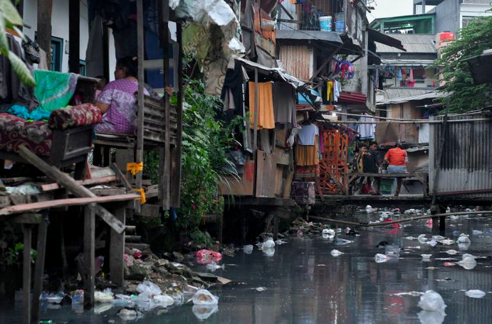 Aktivitas warga di pemukiman padat kawasan Kebon Melati, Tanah Abang, Jakarta.