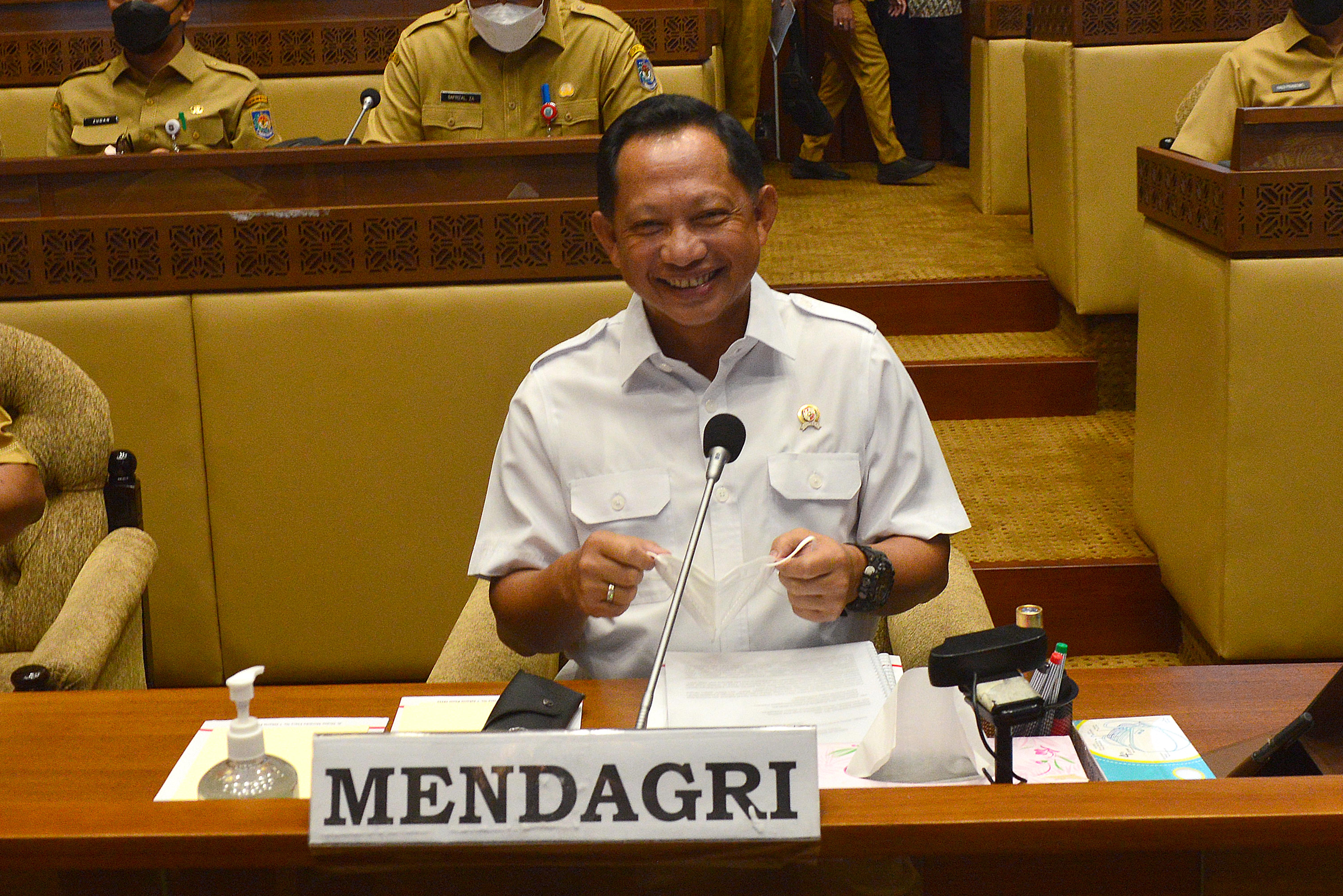 Menteri Dalam Negeri Tito Karnavian bersiap mengikuti rapat kerja dengan DPR RI.