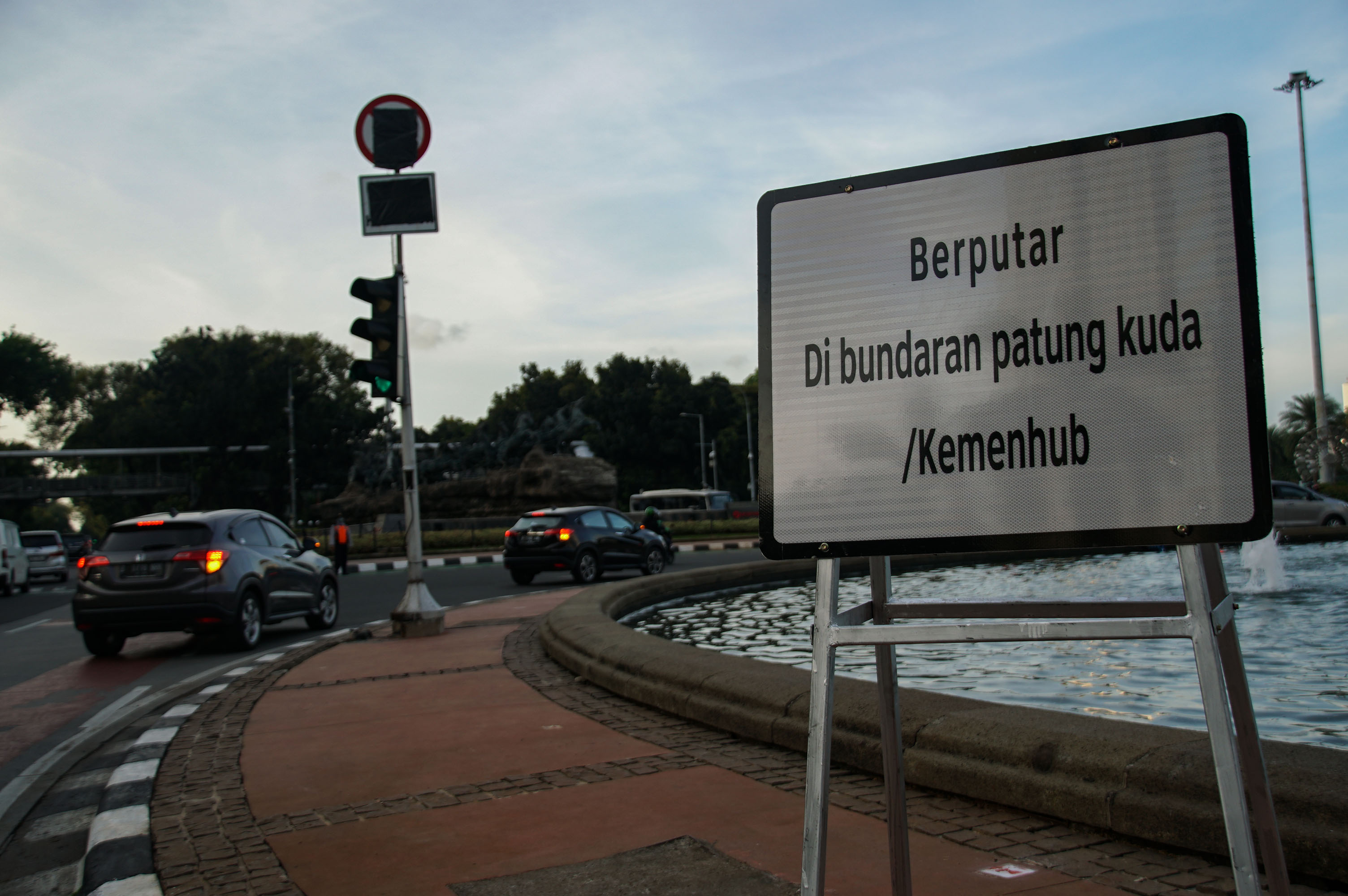 Rekayasa lalu lintas yang dilakukan Dinas Perhubungan DKI di kawasan Jalan MH Thamrin Jakarta Pusat agar mengurai kemacetan.