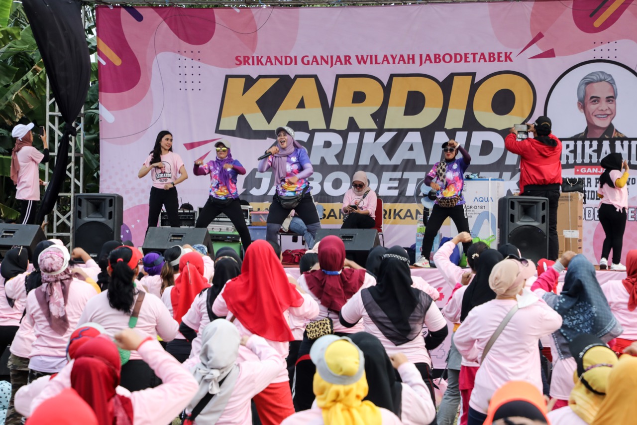 Sekitar 1.500 perempuan milenial mengikuti senam sehat yang diadakan oleh relawan Srikandi Ganjar wilayah Jabodetabek, di Bekasi, Rabu (27/7