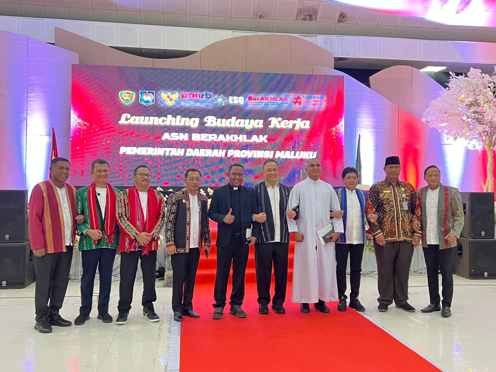 Wagub Maluku Barnabas N Ono bersama pendiri ESQ Group Ary Ginanjar Agustian dan berbagai pemuka agama dalam ASN BerAKHLAK.