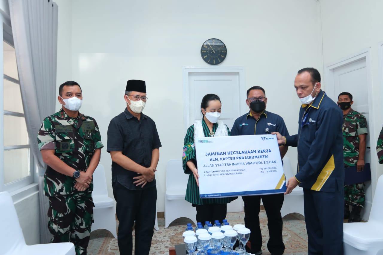 Penyerarahan SRKK dan NTTA kepada ahli waris Kapten Pnb. (Anumerta) Allan Syafitra Indera Wahyudi.