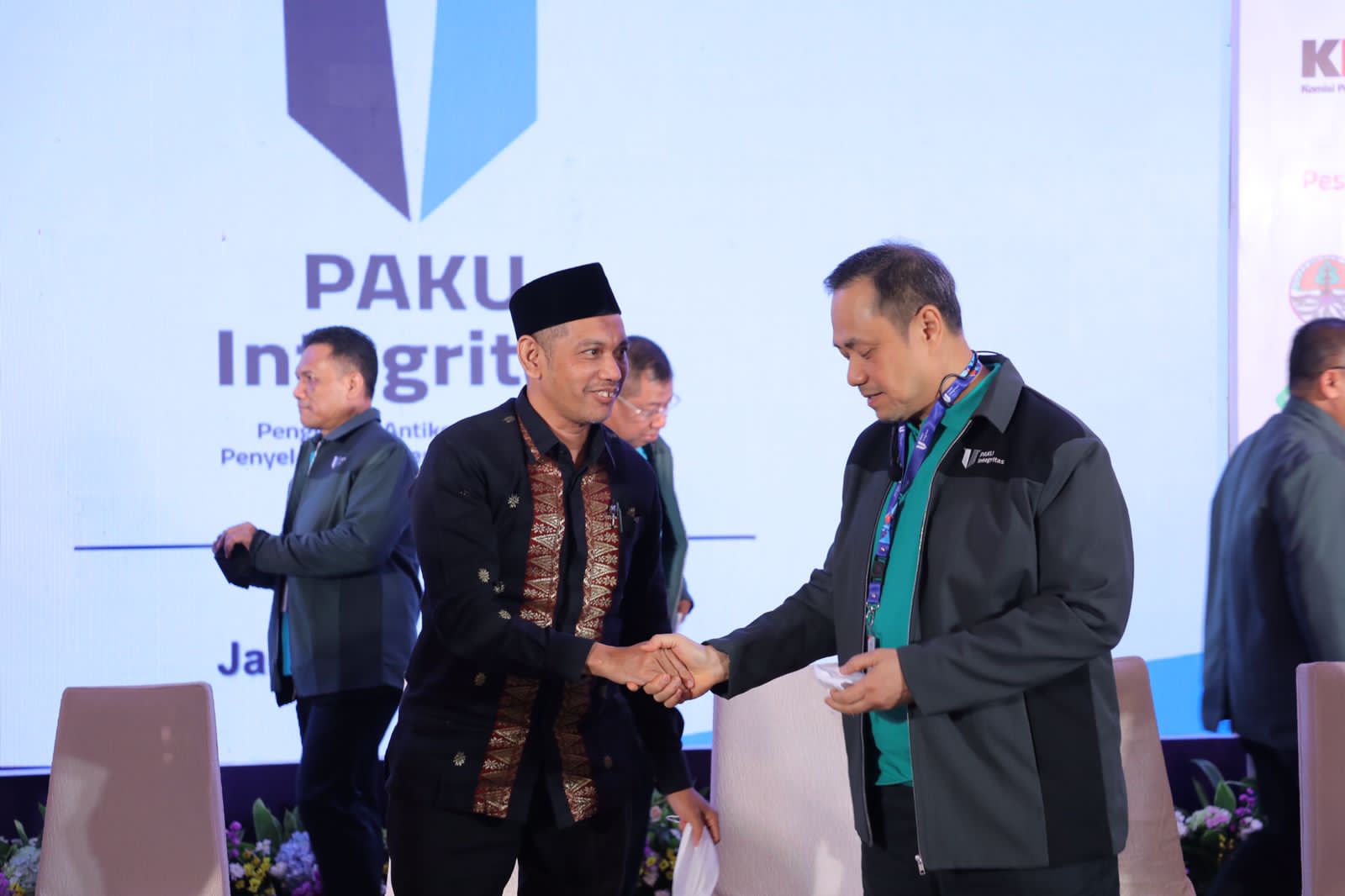 Wakil Ketua KPK Nurul Gufron bersama Founder ESQ Ary Ginanjar pada acara pelatihan Paku Integritas