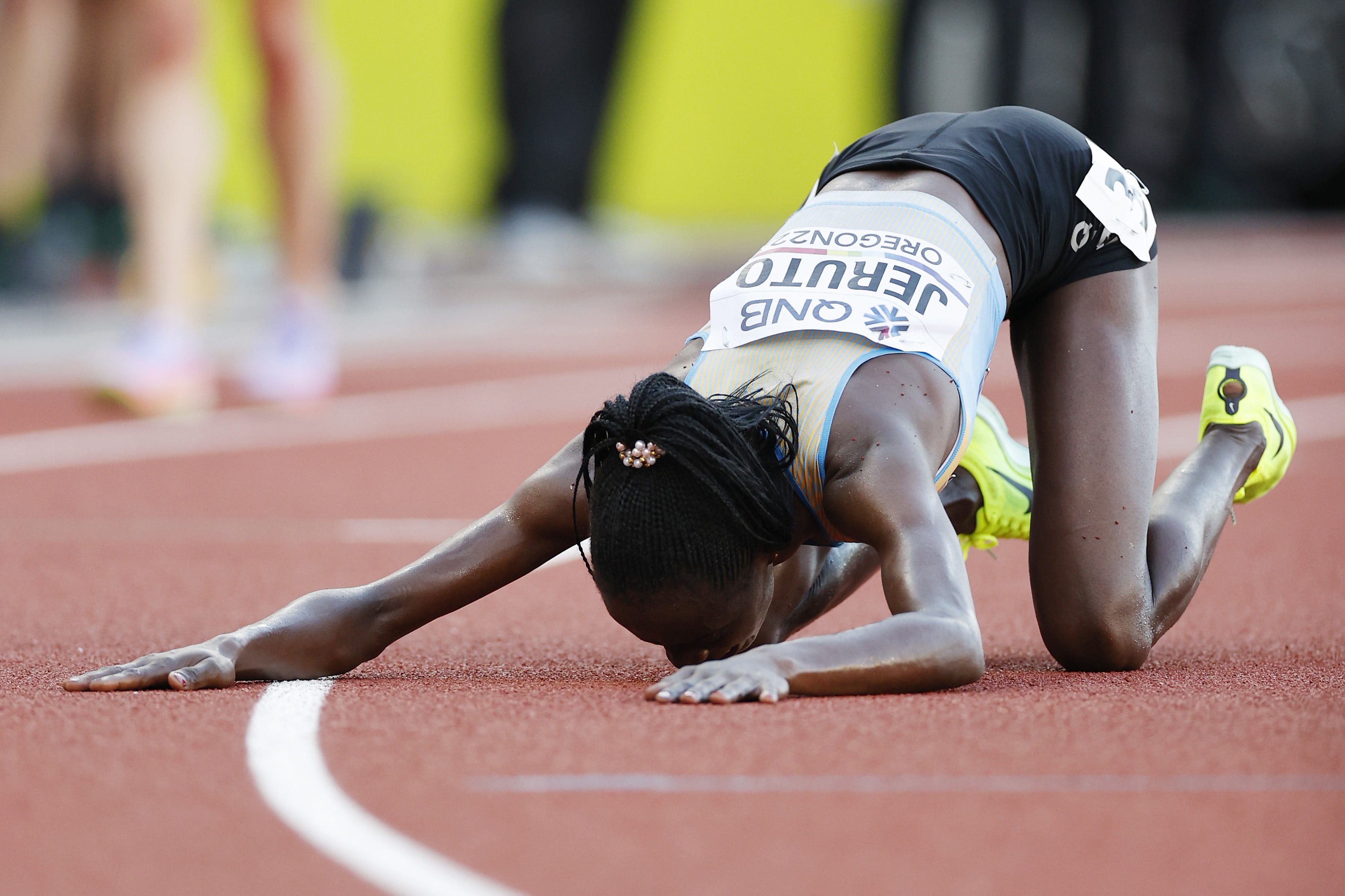 Pelari dari Kazakhstan, Norah Jeruto, saat merayakan kemenangannya.
