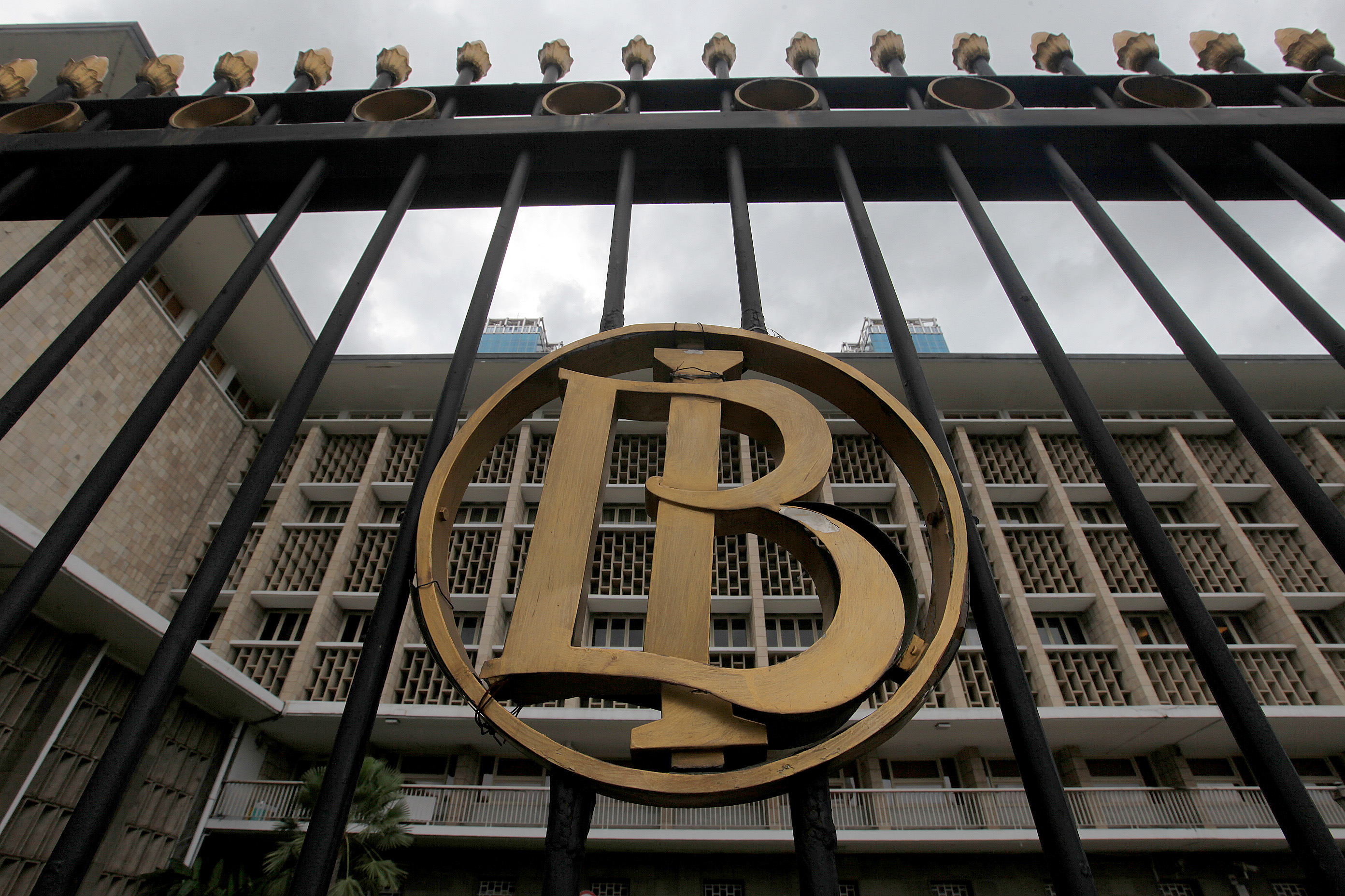 Logo Bank Indonesia terpasang di pagar gedung. 
