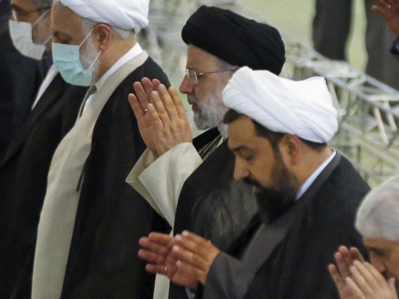 Presiden Iran Ebrahim Raisi (kedua dari kanan) mengambil bagian dalam salat Idul Adha di Masjid Imam Khomeini Mosalla Teheran, 10 Juli 2022.