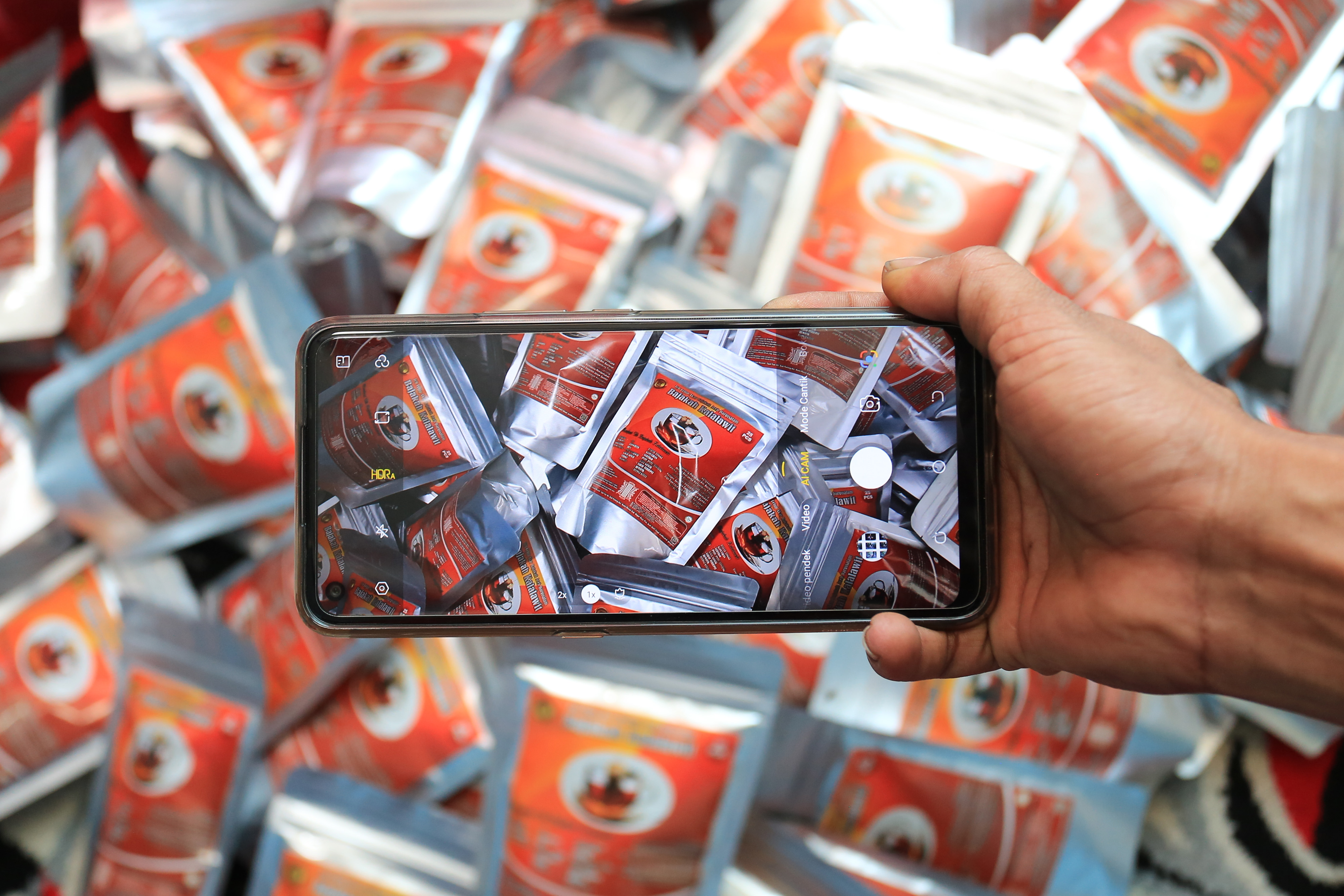Pelaku usaha memotret produk teh bajakah miliknya sebelum dipasarkan melalui pasar digital.